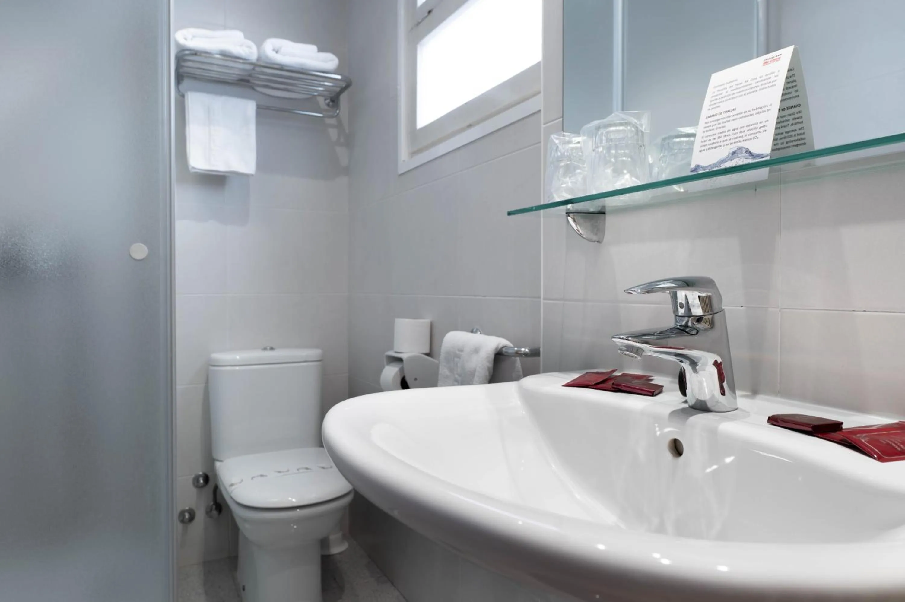 Toilet in Hotel Mi Casa