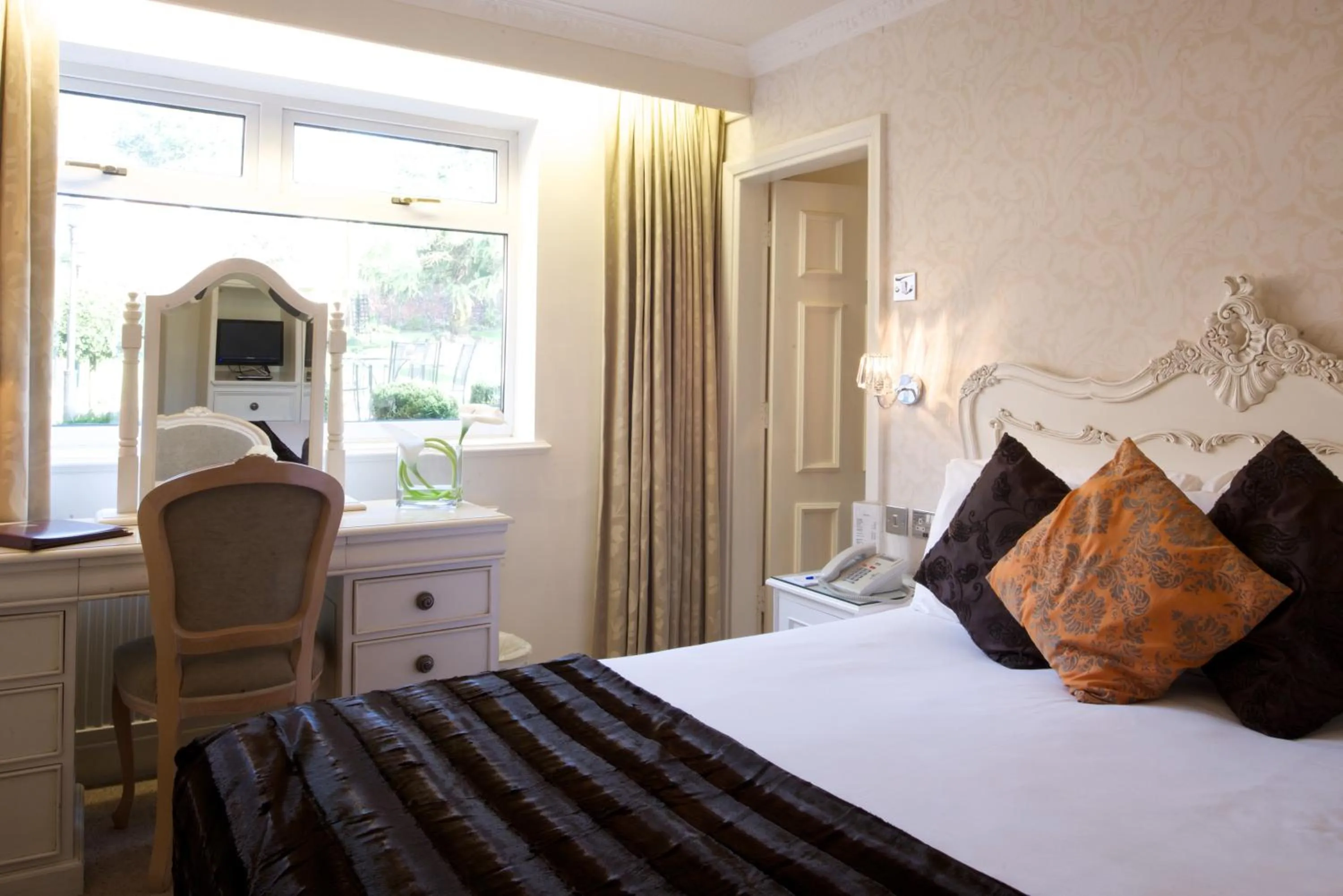 Bedroom, Bed in Alderley Edge Hotel