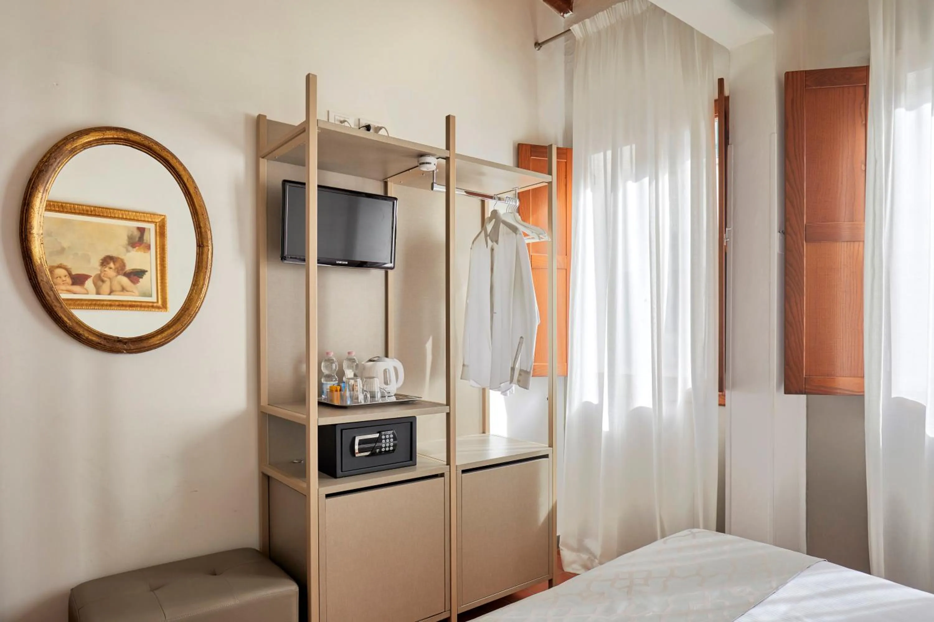 wardrobe, Bed in Sette Angeli Rooms