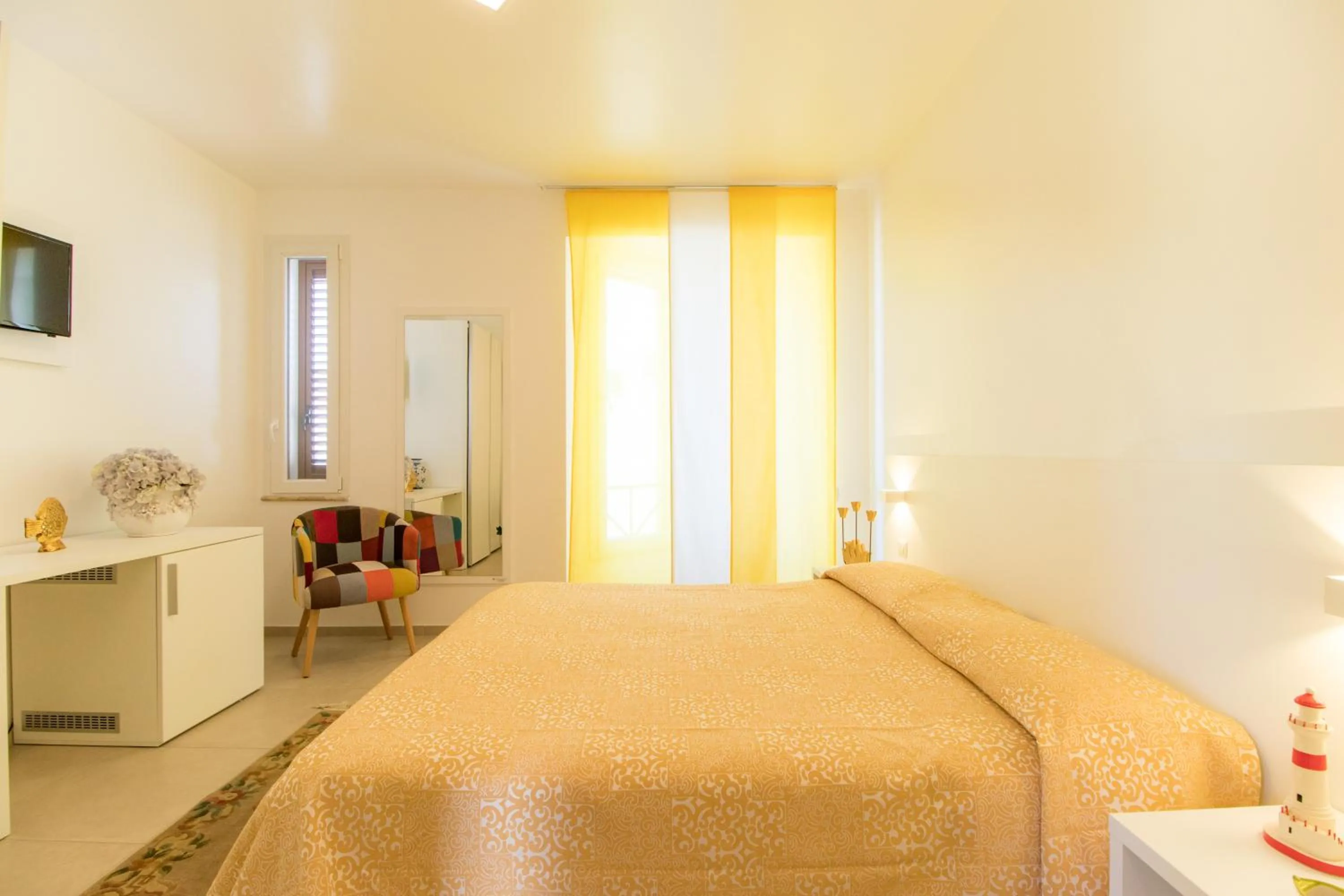 Photo of the whole room, Bed in Hotel Il Faro Della Guitgia Tommasino