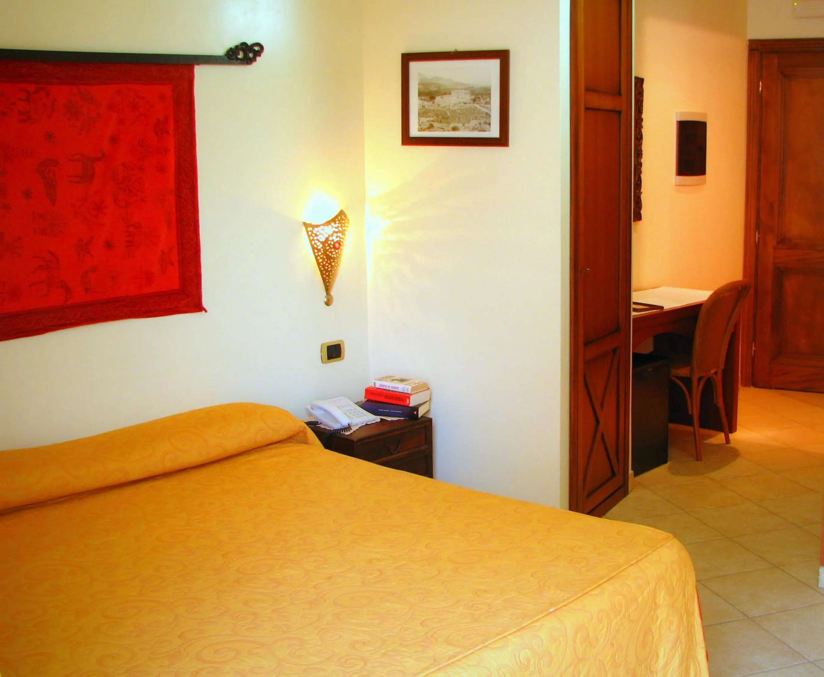 Decorative detail, Bed in Hotel Il Faro Della Guitgia Tommasino