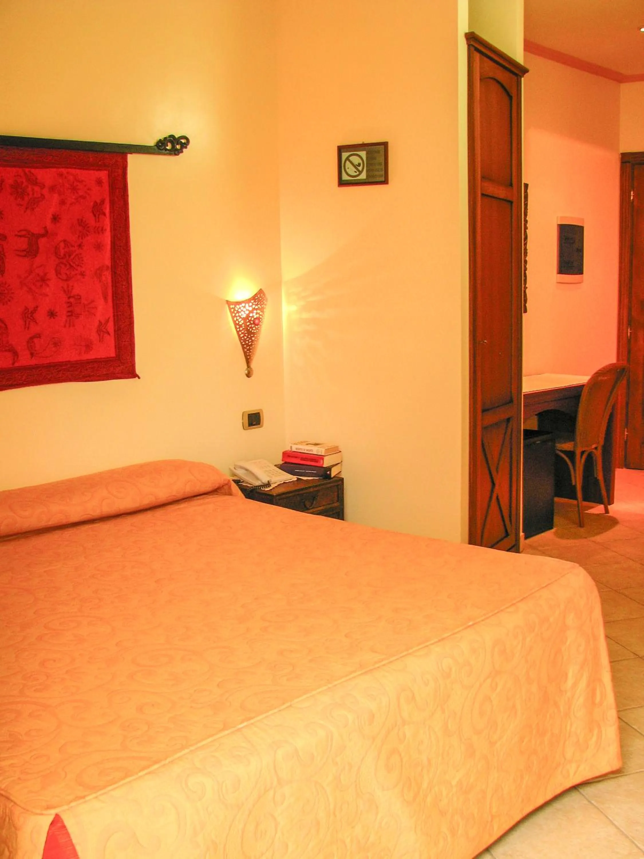 Photo of the whole room, Bed in Hotel Il Faro Della Guitgia Tommasino
