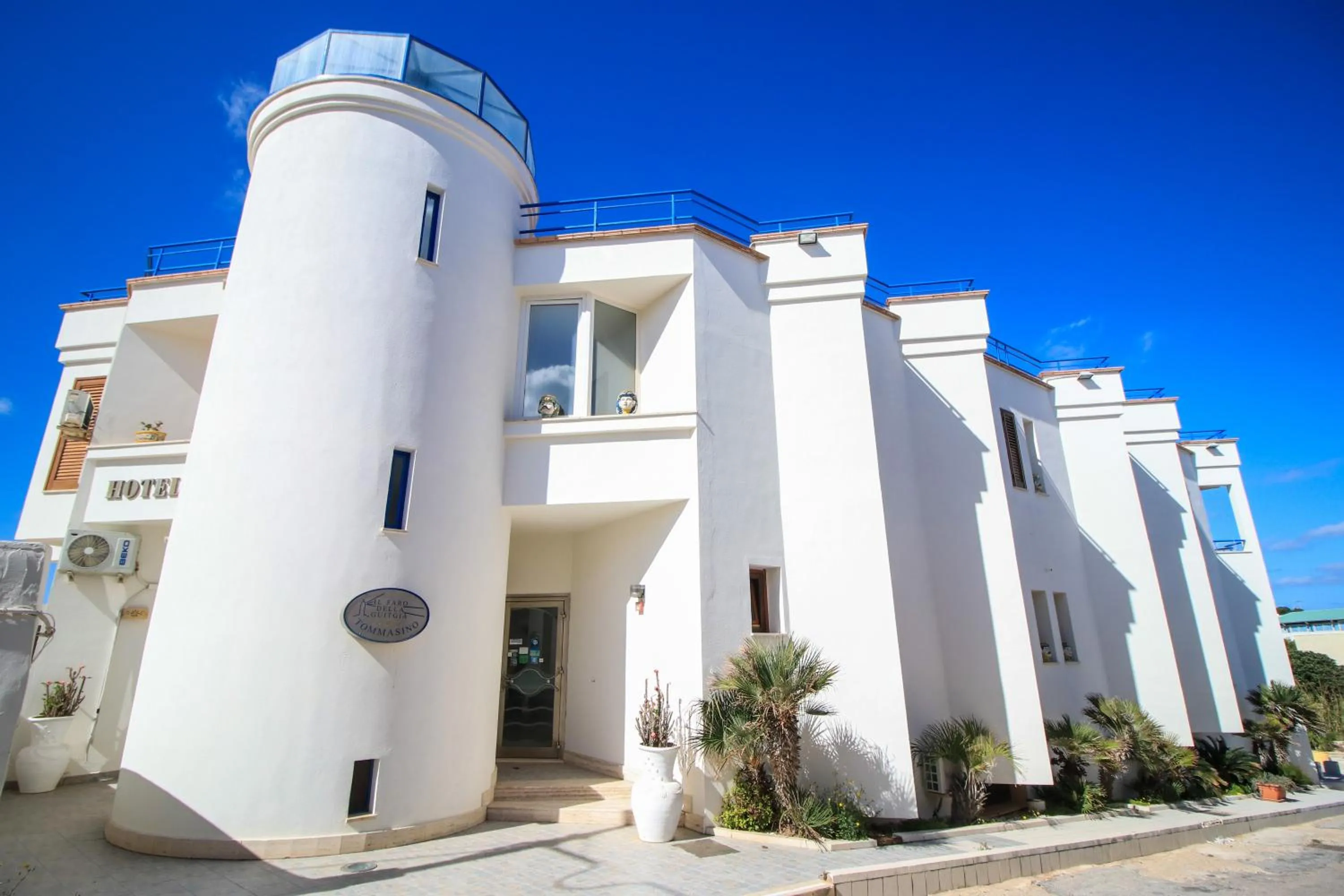 Facade/entrance in Hotel Il Faro Della Guitgia Tommasino