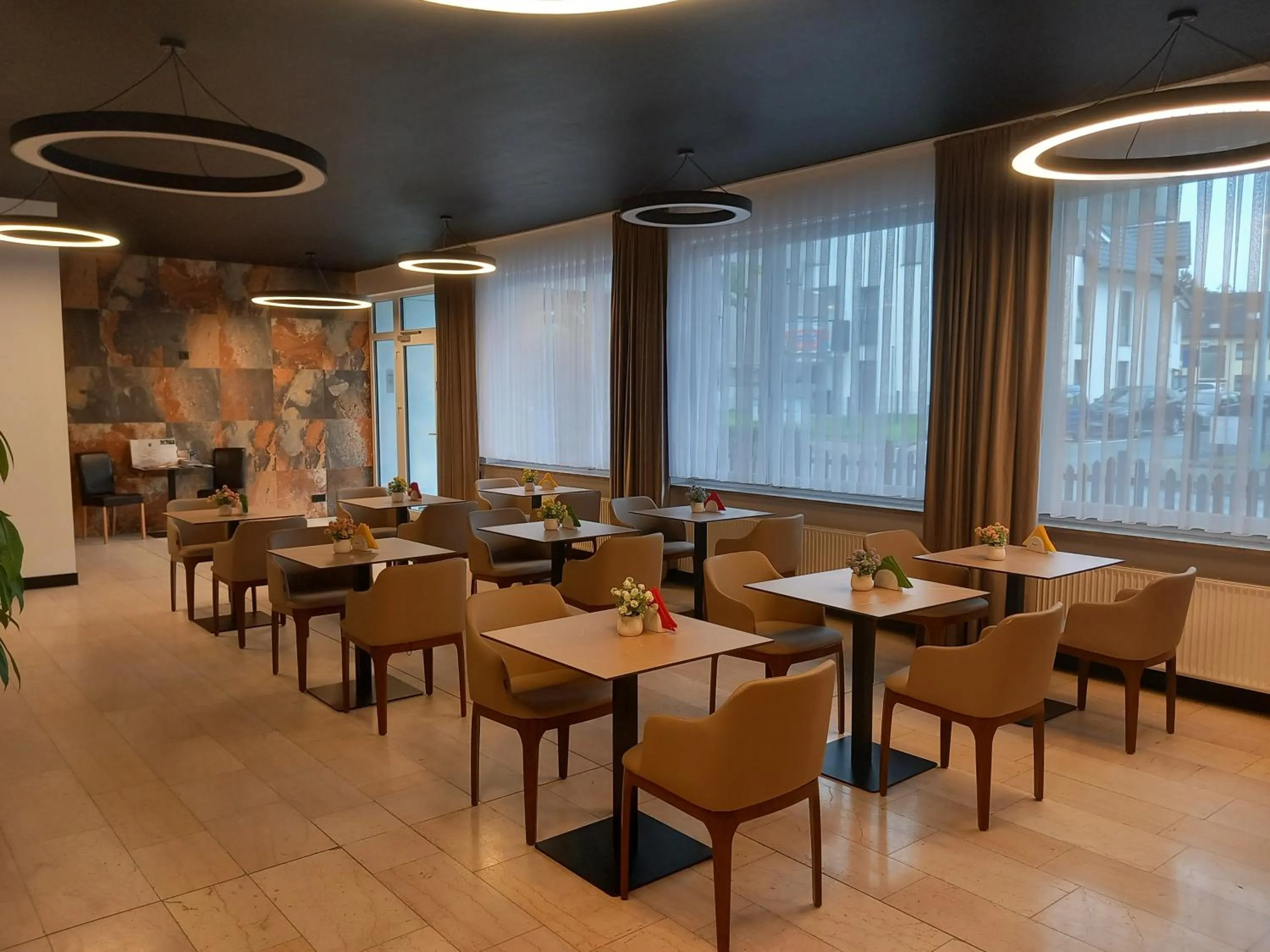 Restaurant/places to eat in Hotel Hafez