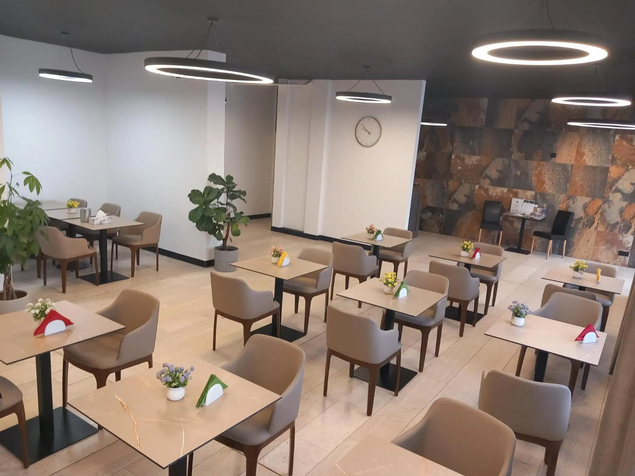 Restaurant/places to eat in Hotel Hafez