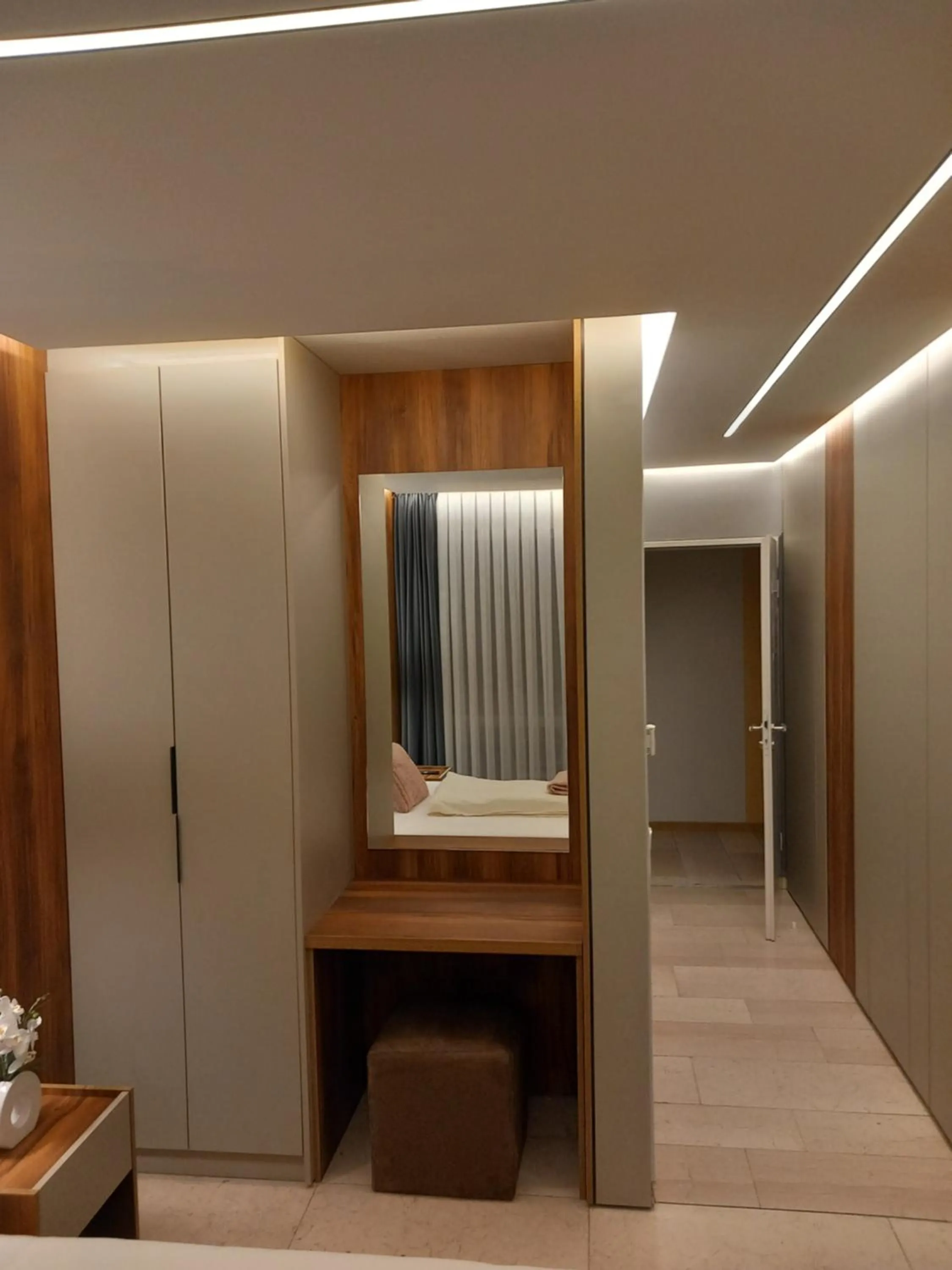 wardrobe in Hotel Hafez