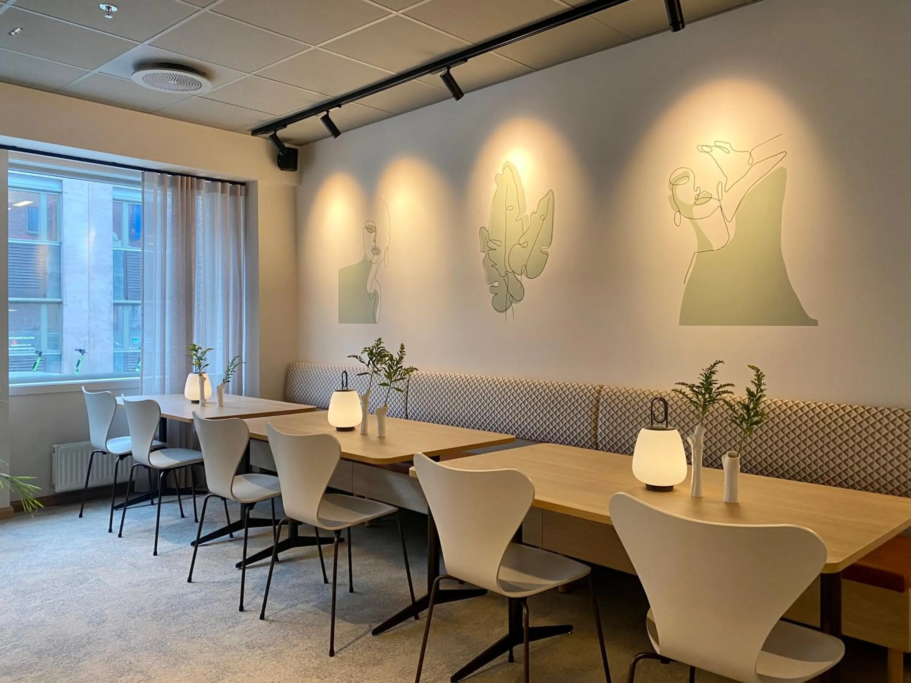 Restaurant/places to eat in Comfort Hotel Park