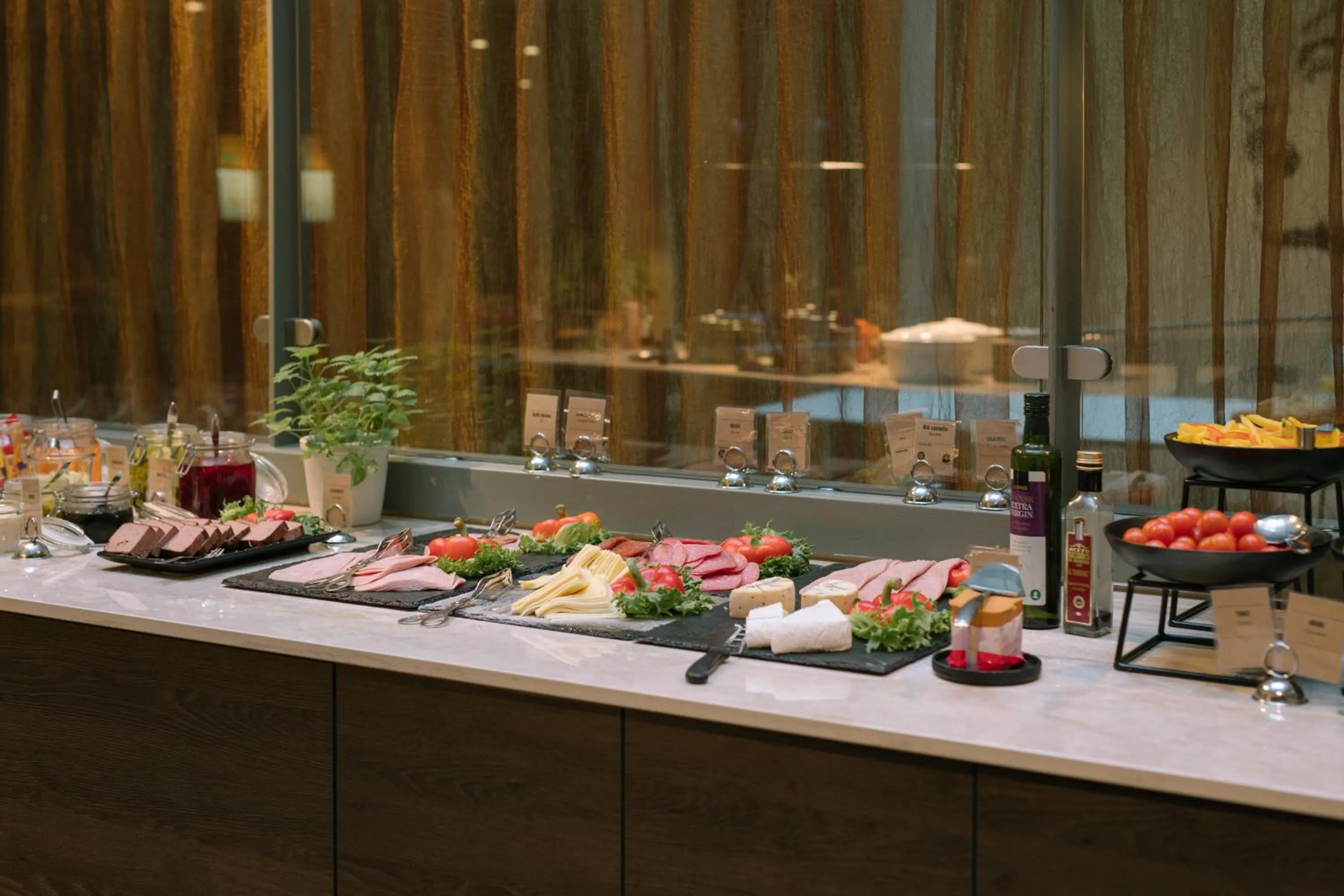 Buffet breakfast in Comfort Hotel Park