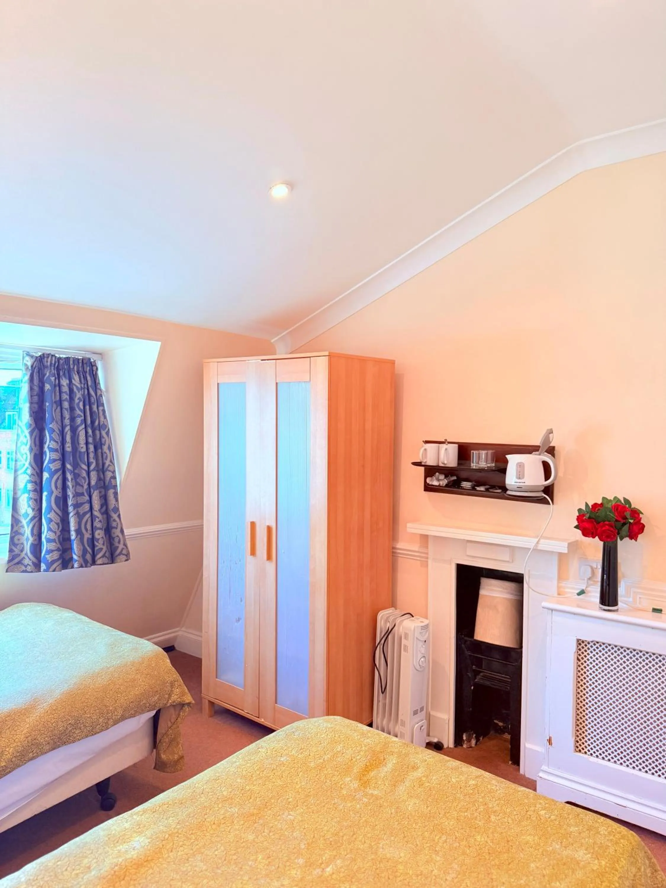 Bedroom, Bed in Europa House Hotel, London Paddington