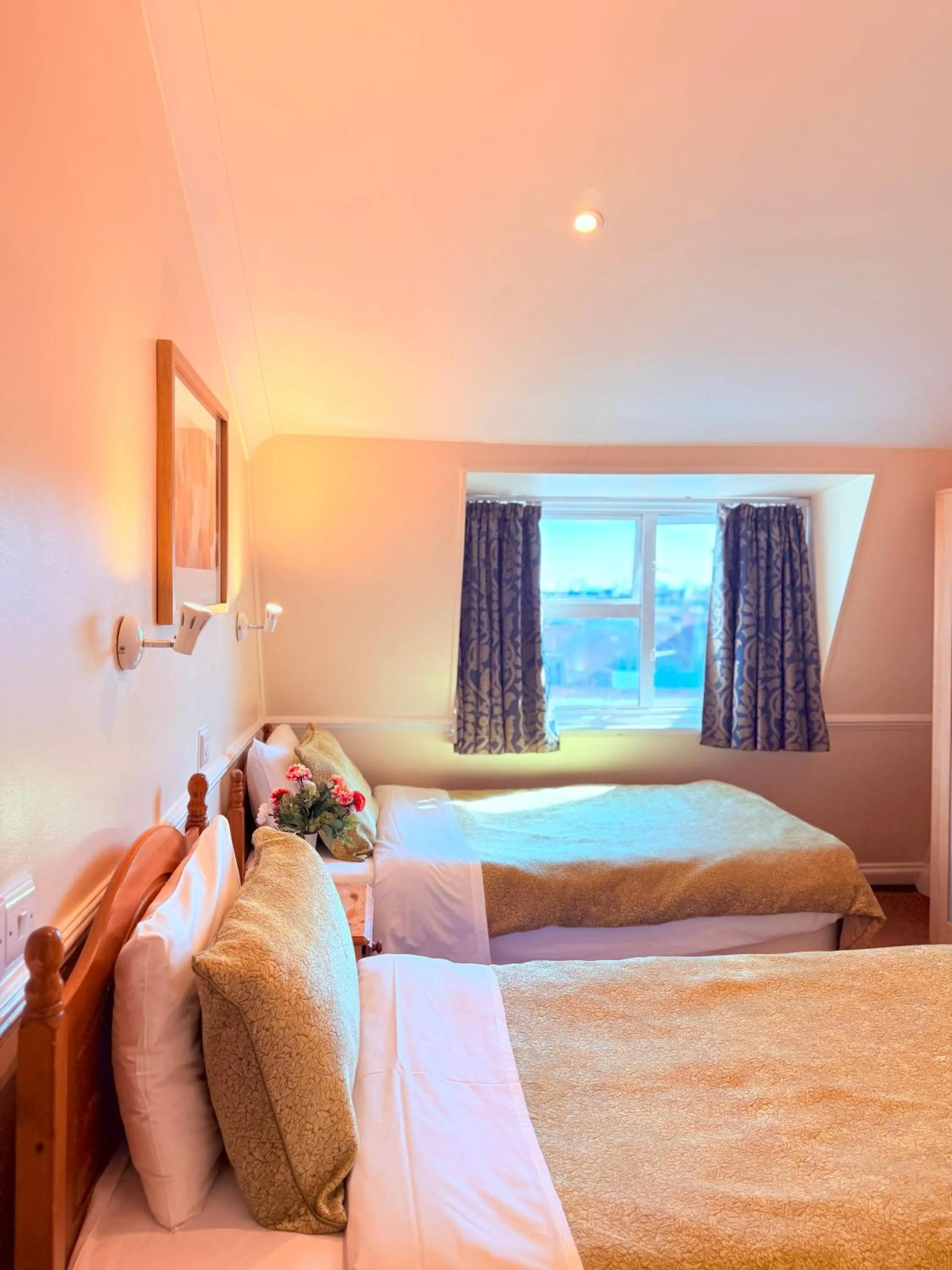 Bedroom, Bed in Europa House Hotel, London Paddington