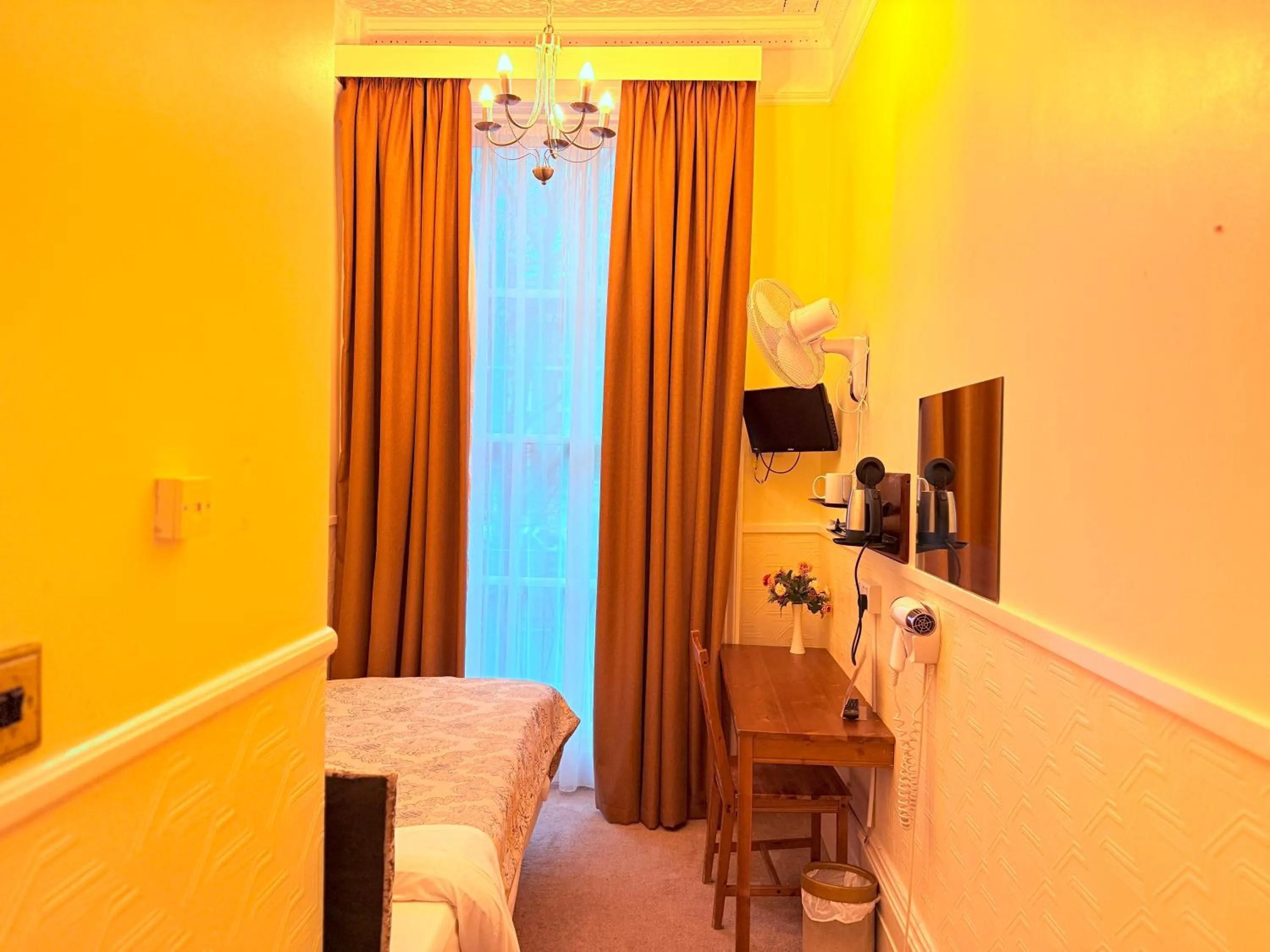 Bedroom, Bed in Europa House Hotel, London Paddington