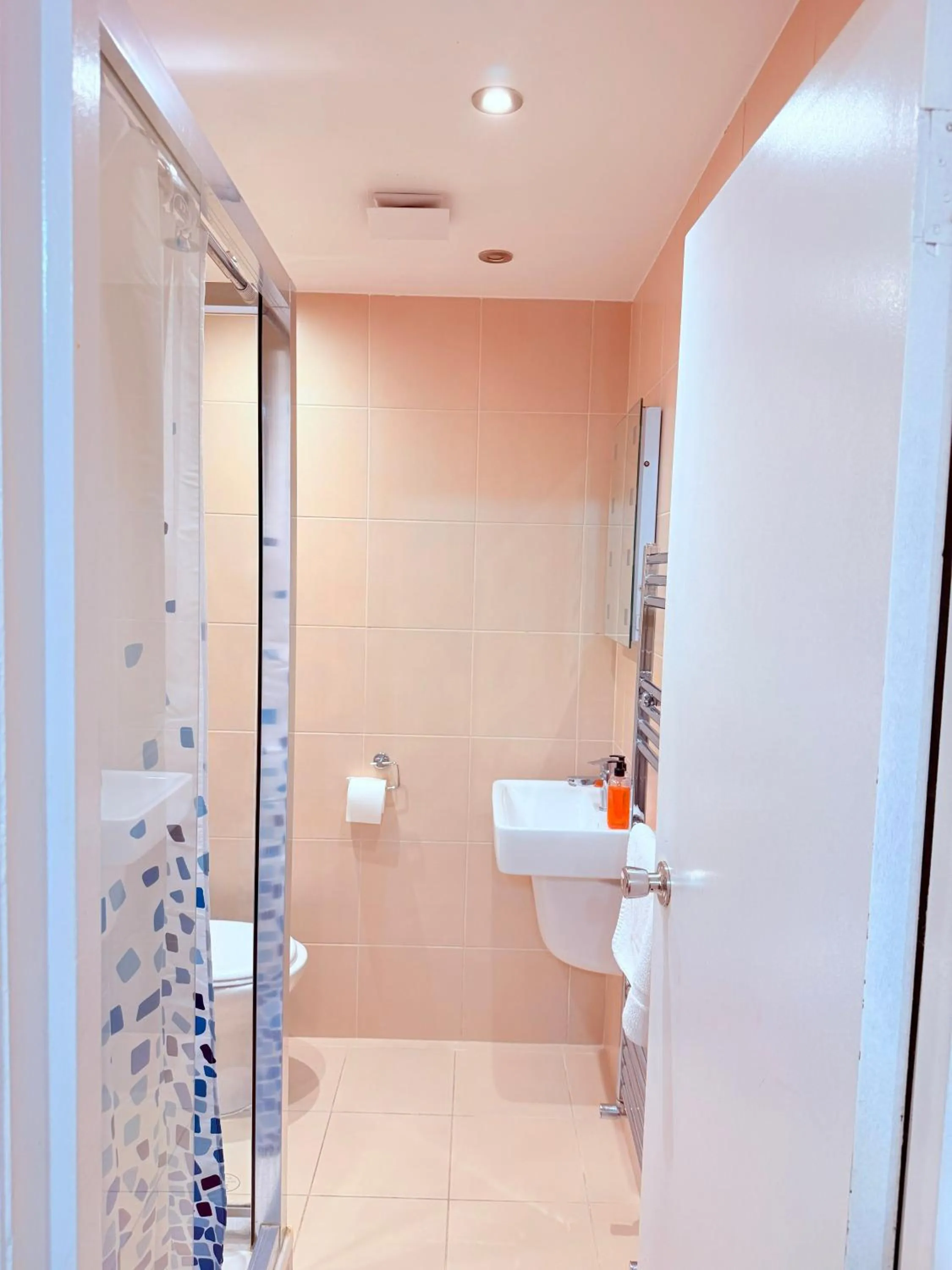 Bathroom in Europa House Hotel, London Paddington