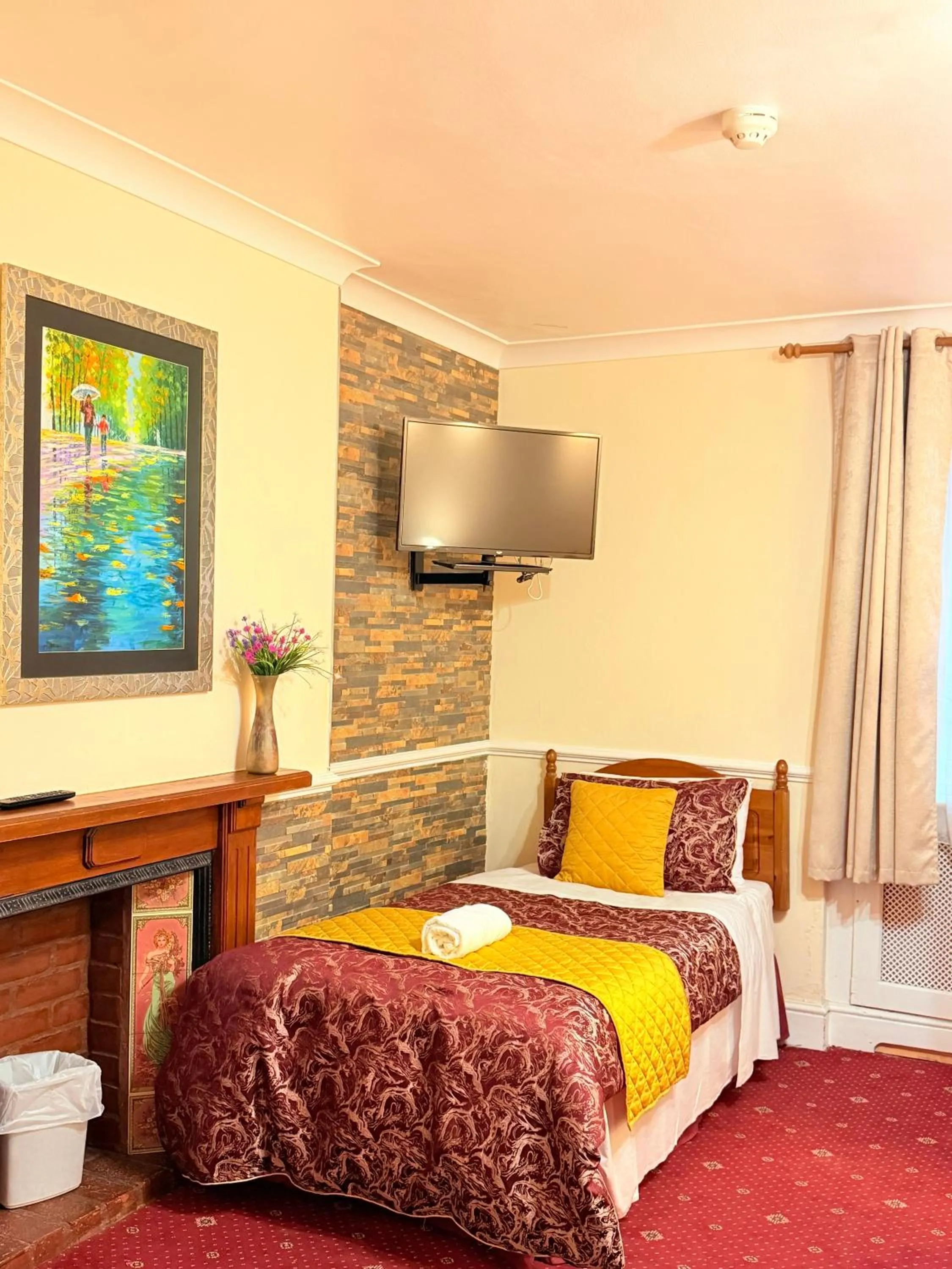 Bedroom, Bed in Europa House Hotel, London Paddington