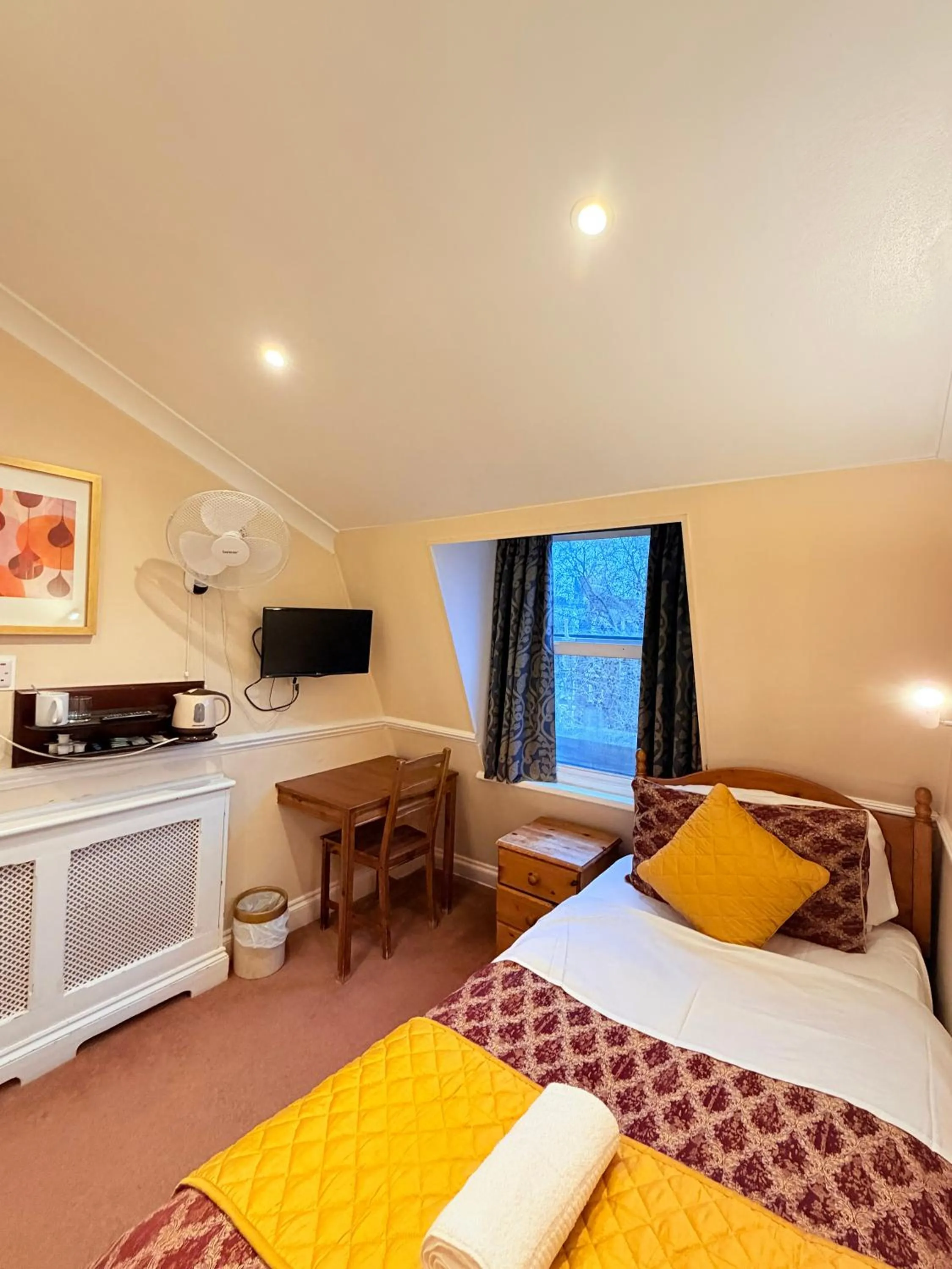 Bed in Europa House Hotel, London Paddington