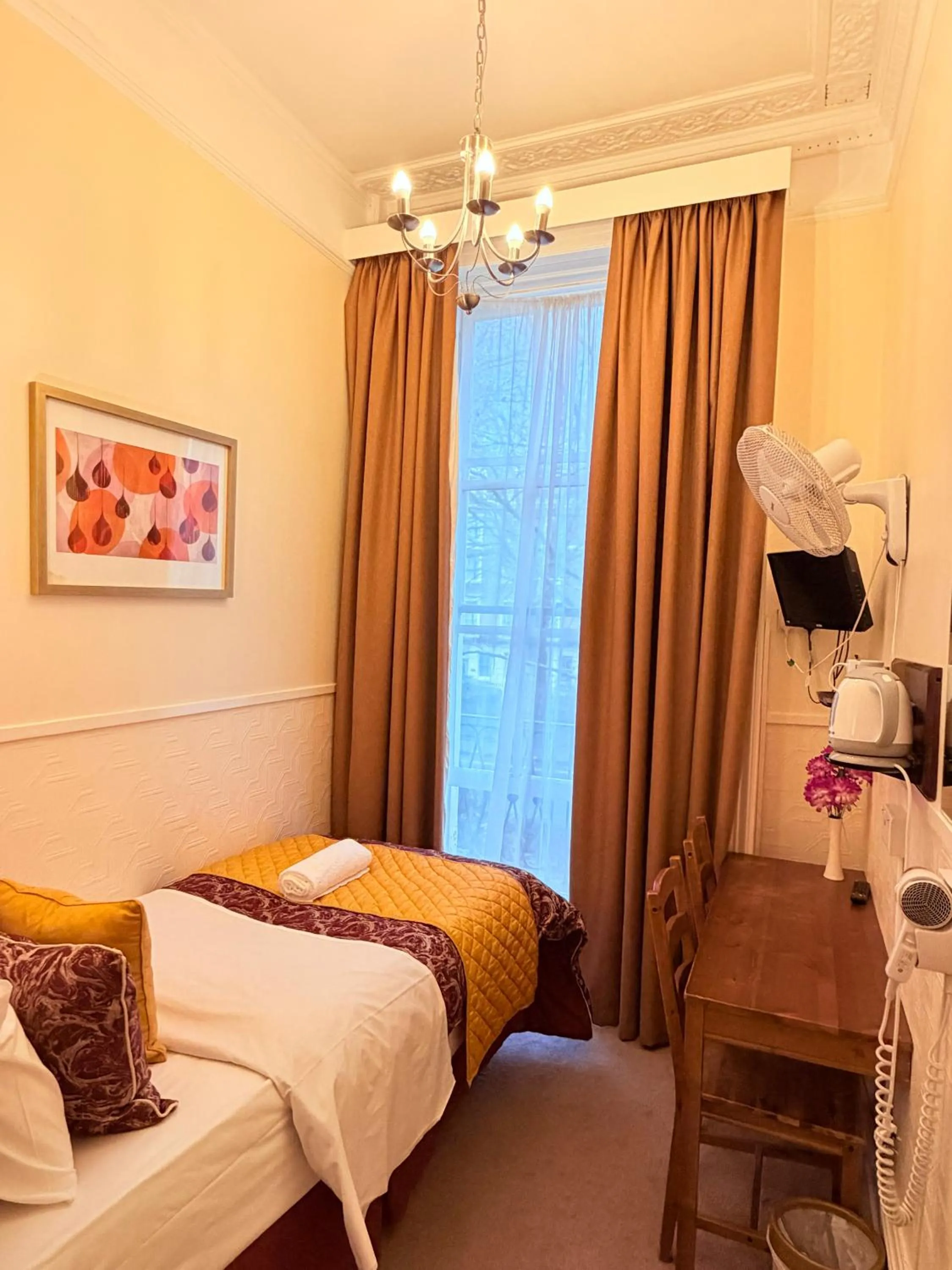 Bed in Europa House Hotel, London Paddington