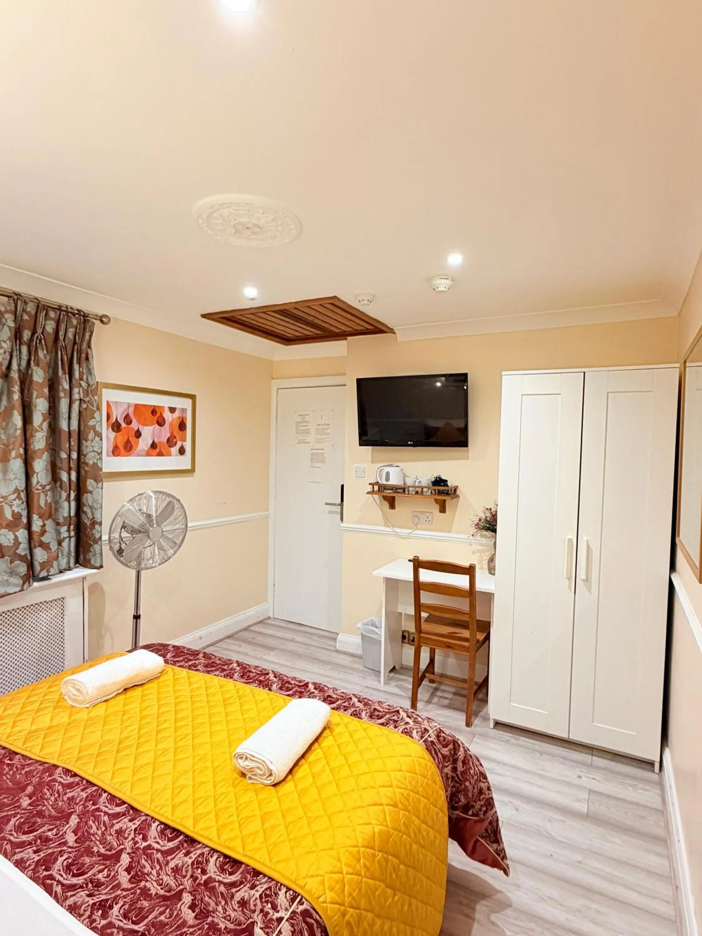 Bedroom, Bed in Europa House Hotel, London Paddington