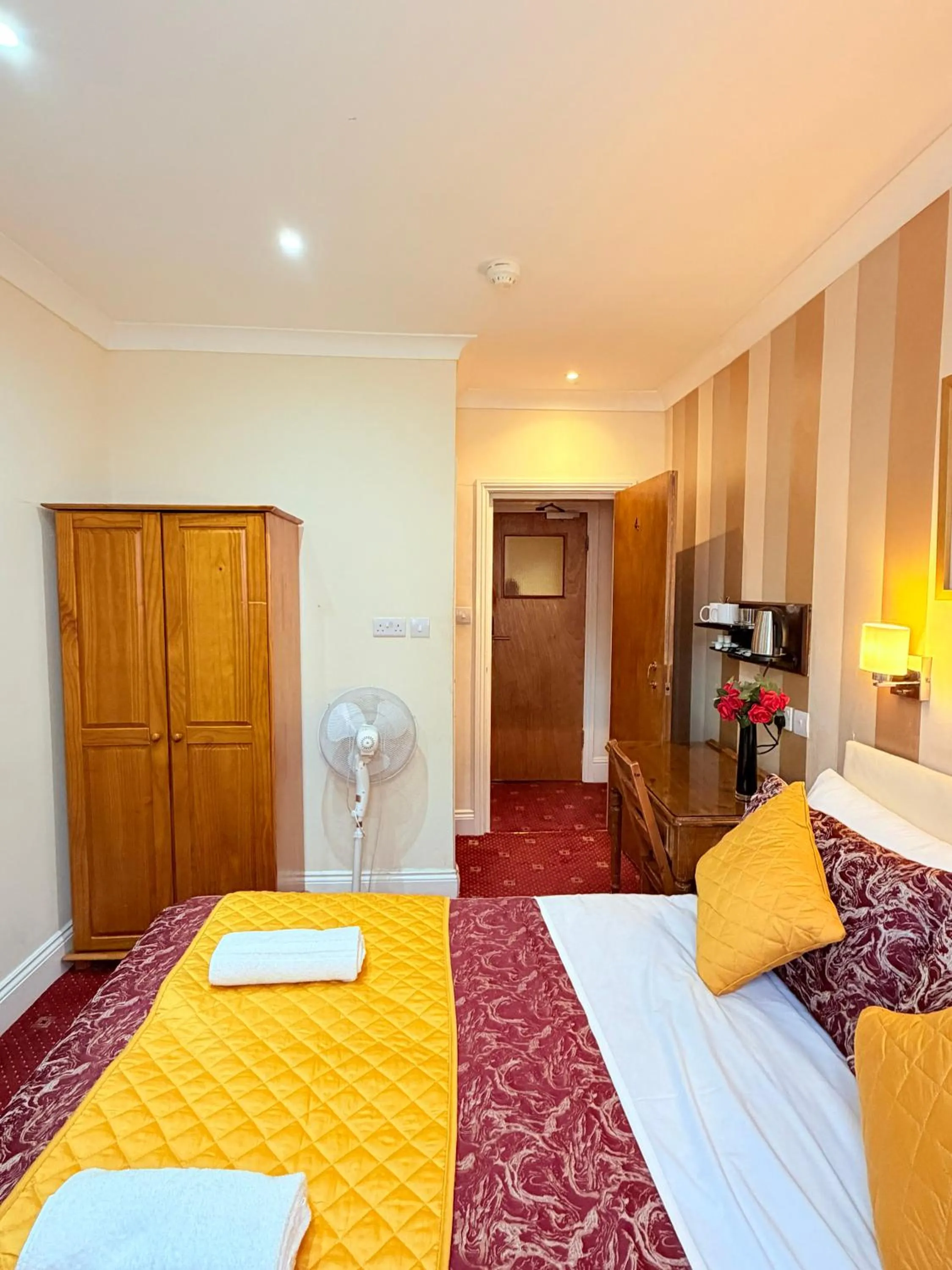 Bedroom, Bed in Europa House Hotel, London Paddington