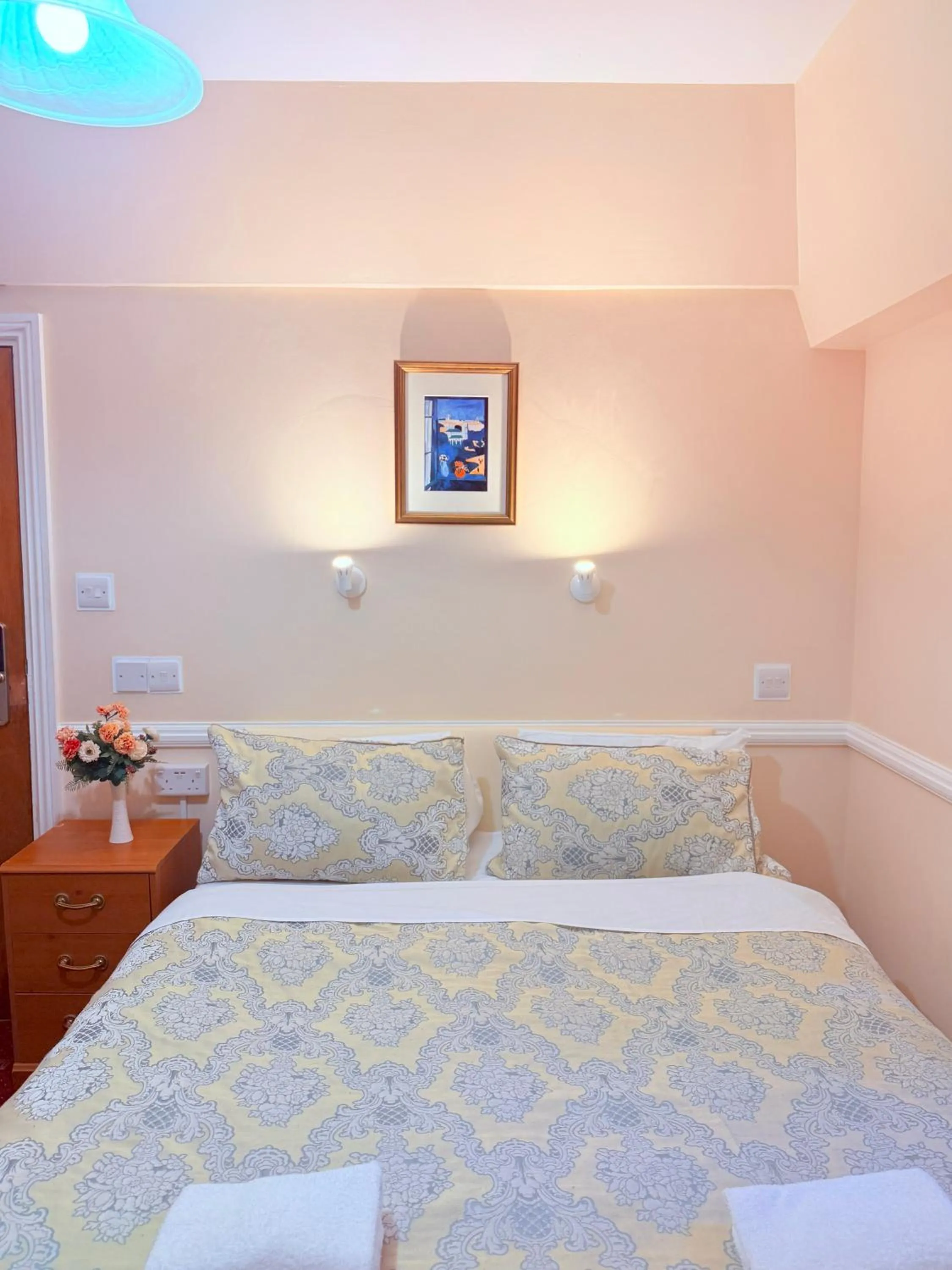 Bedroom, Bed in Europa House Hotel, London Paddington