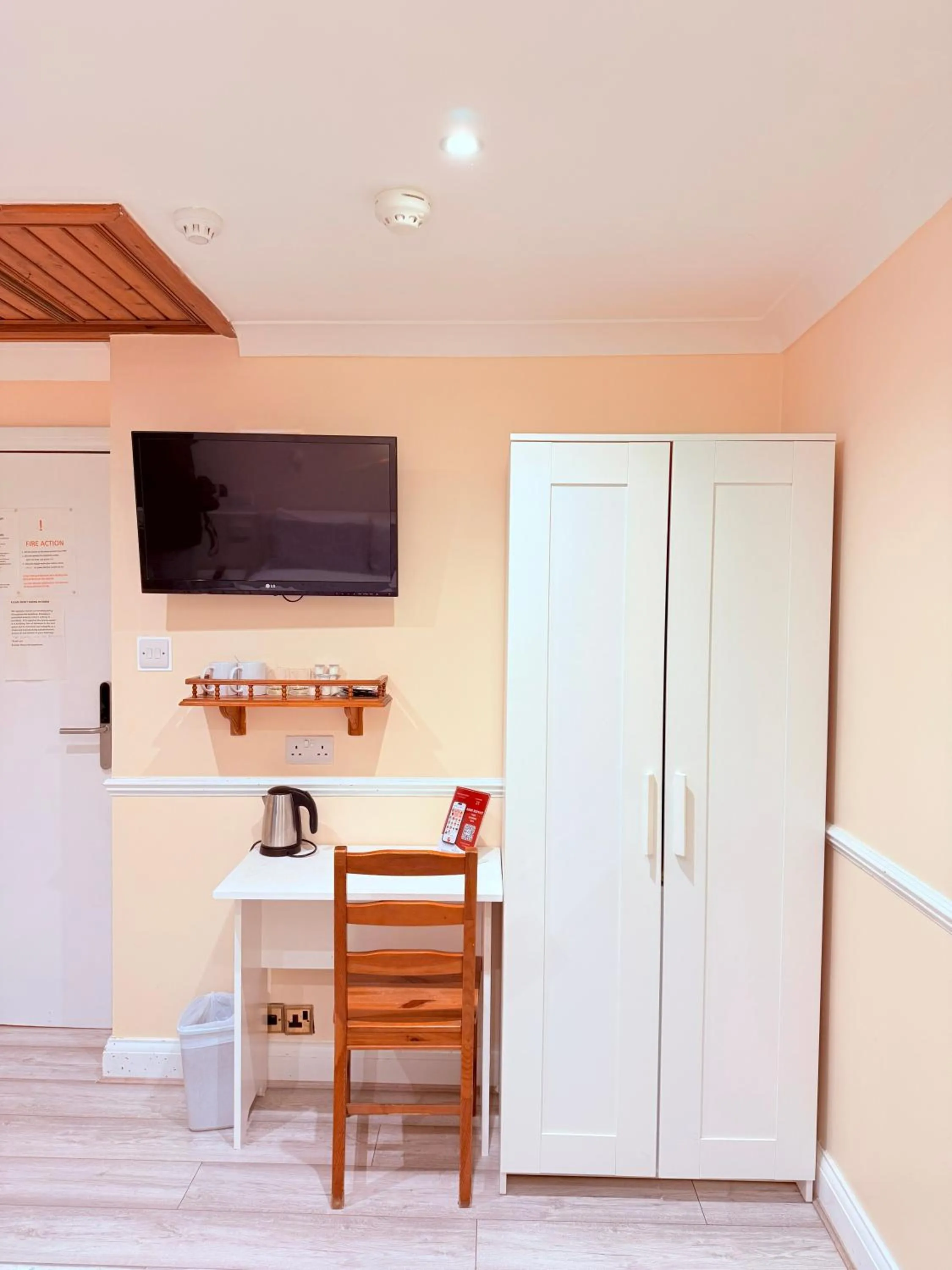 TV and multimedia in Europa House Hotel, London Paddington