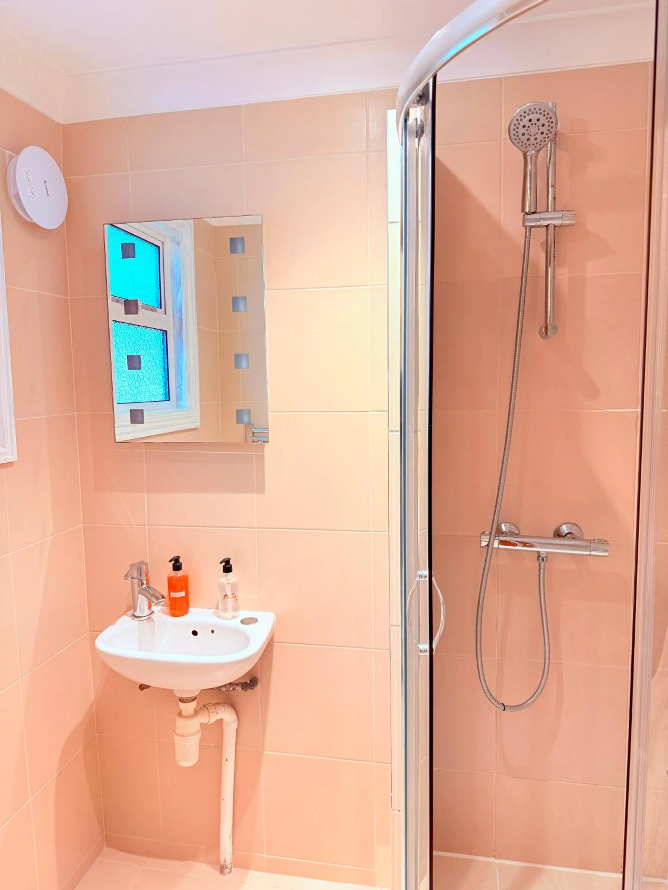 Bathroom in Europa House Hotel, London Paddington