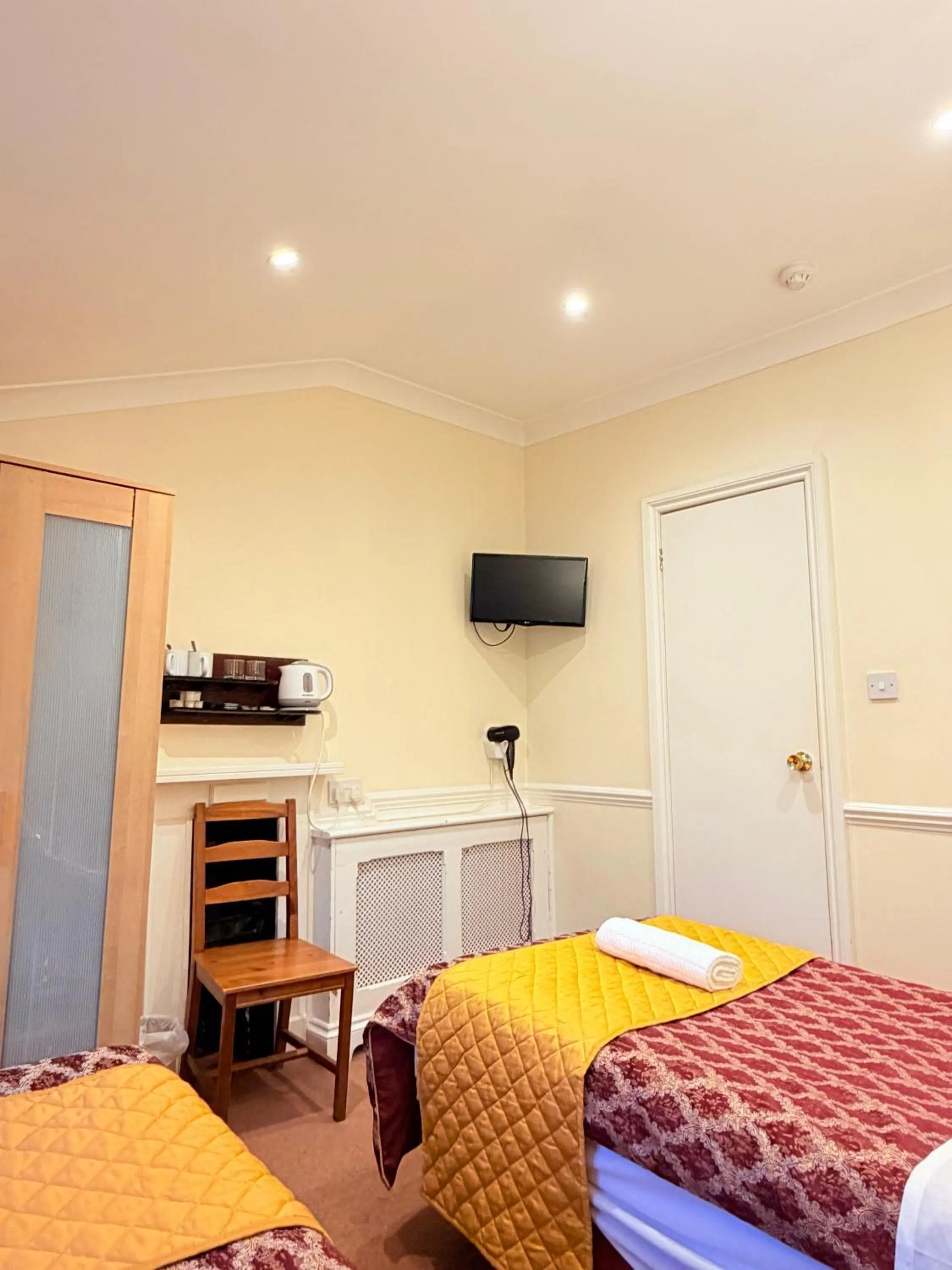 Bed in Europa House Hotel, London Paddington