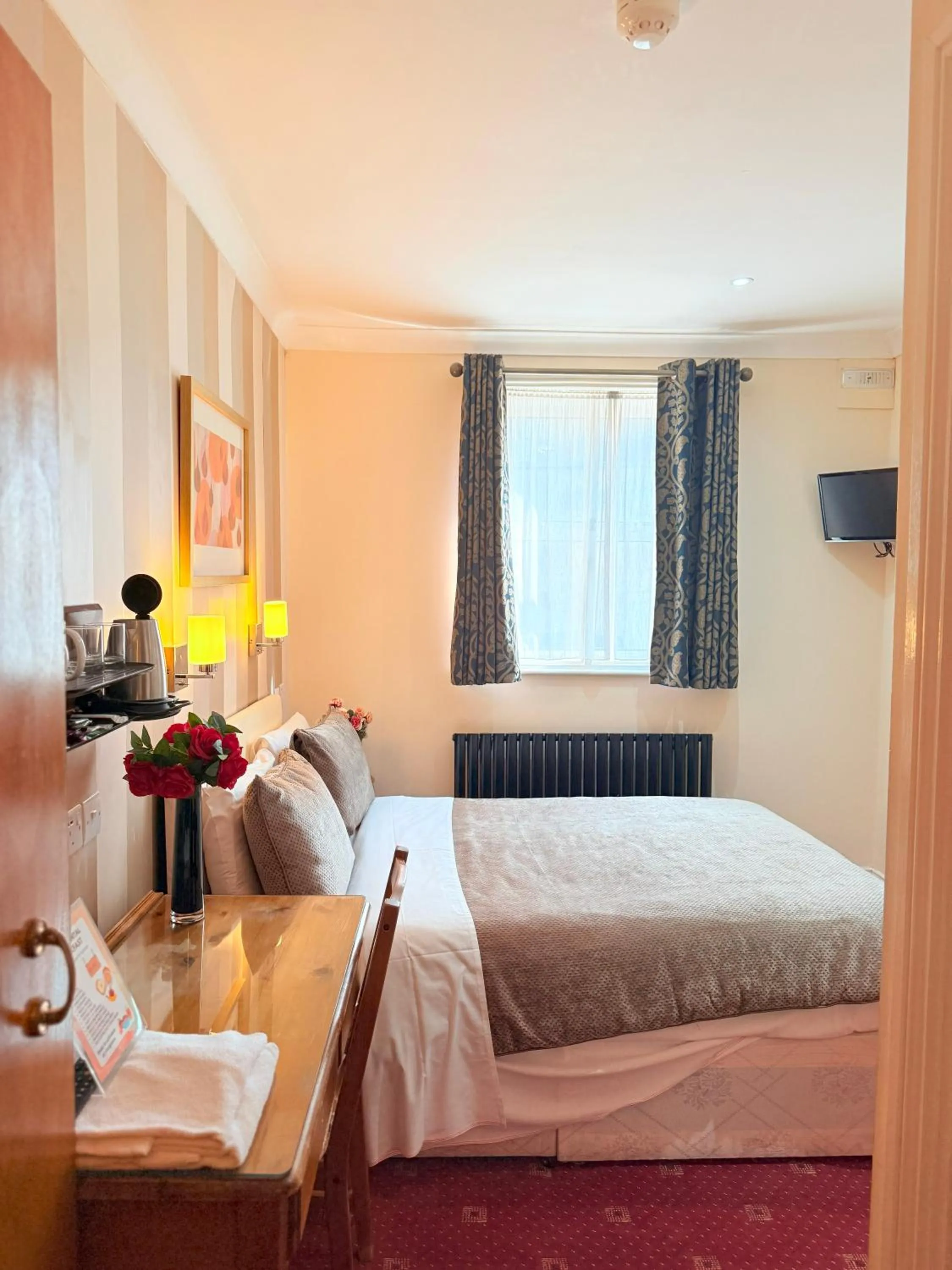 Bedroom, Bed in Europa House Hotel, London Paddington