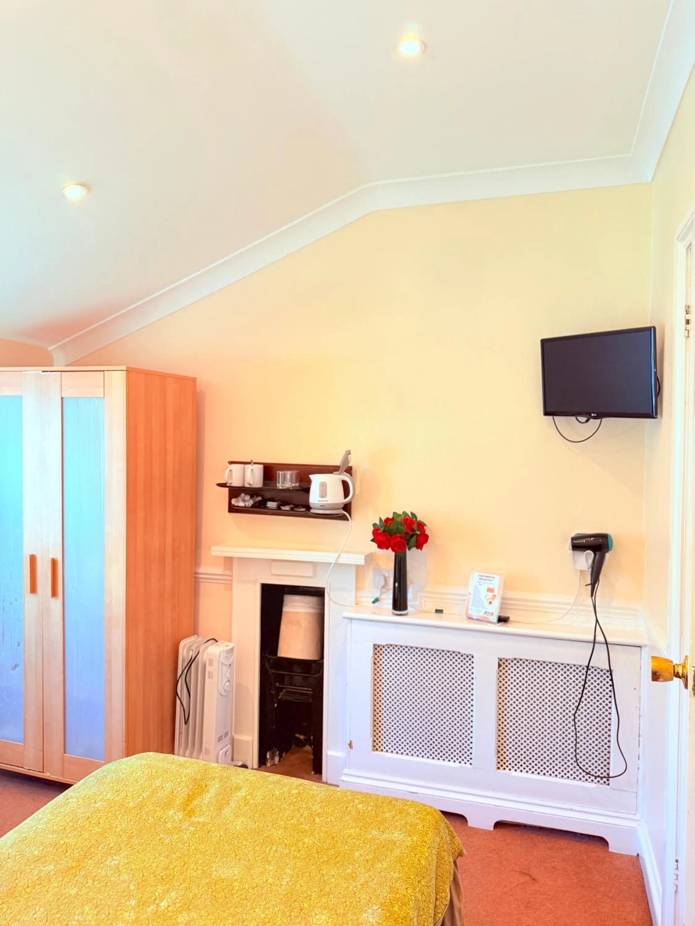 Bedroom, Bed in Europa House Hotel, London Paddington