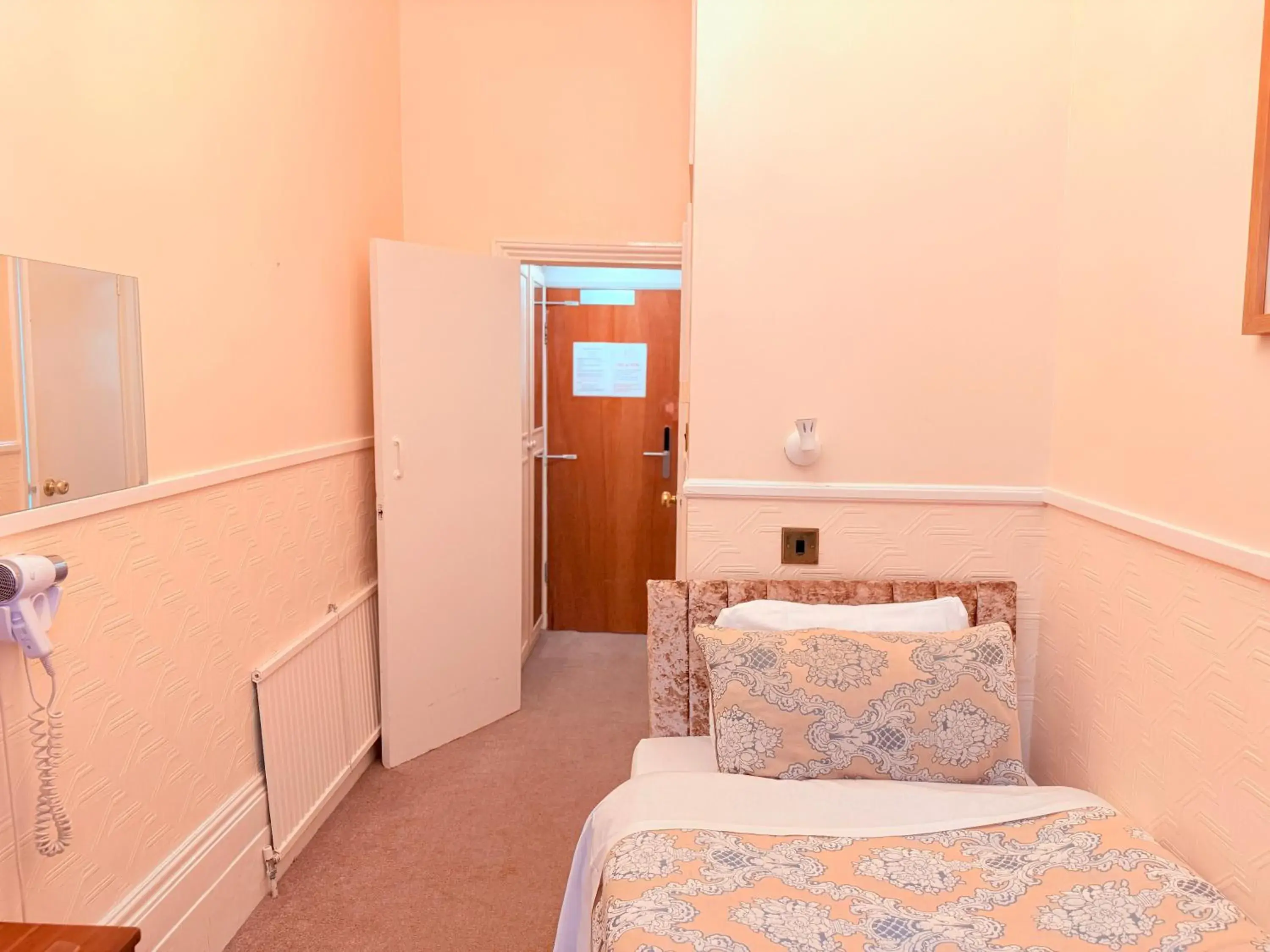 Single Room in Europa House Hotel, London Paddington Single Room in Europa House Hotel, London Paddington