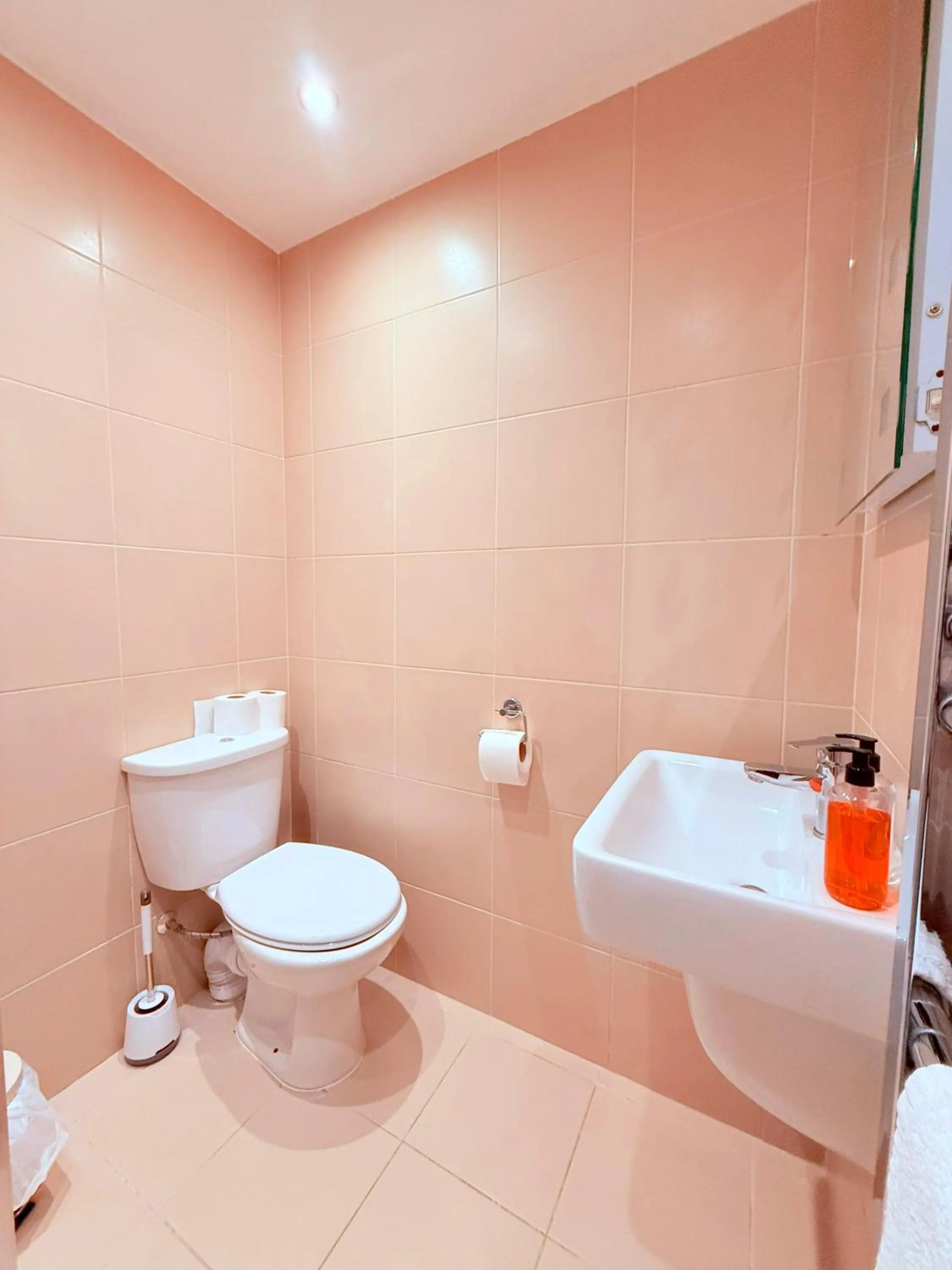 Bathroom in Europa House Hotel, London Paddington