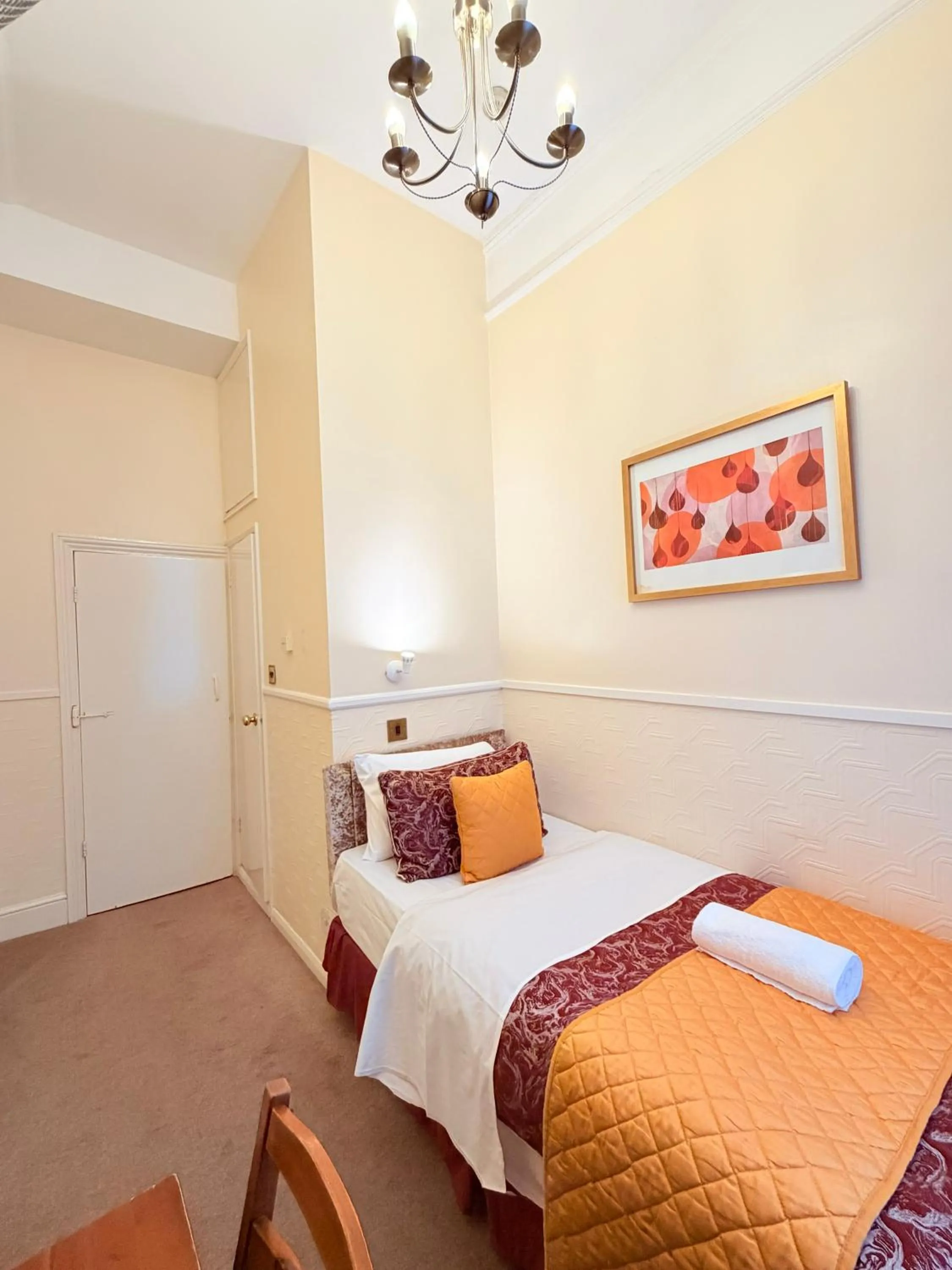 Bed in Europa House Hotel, London Paddington