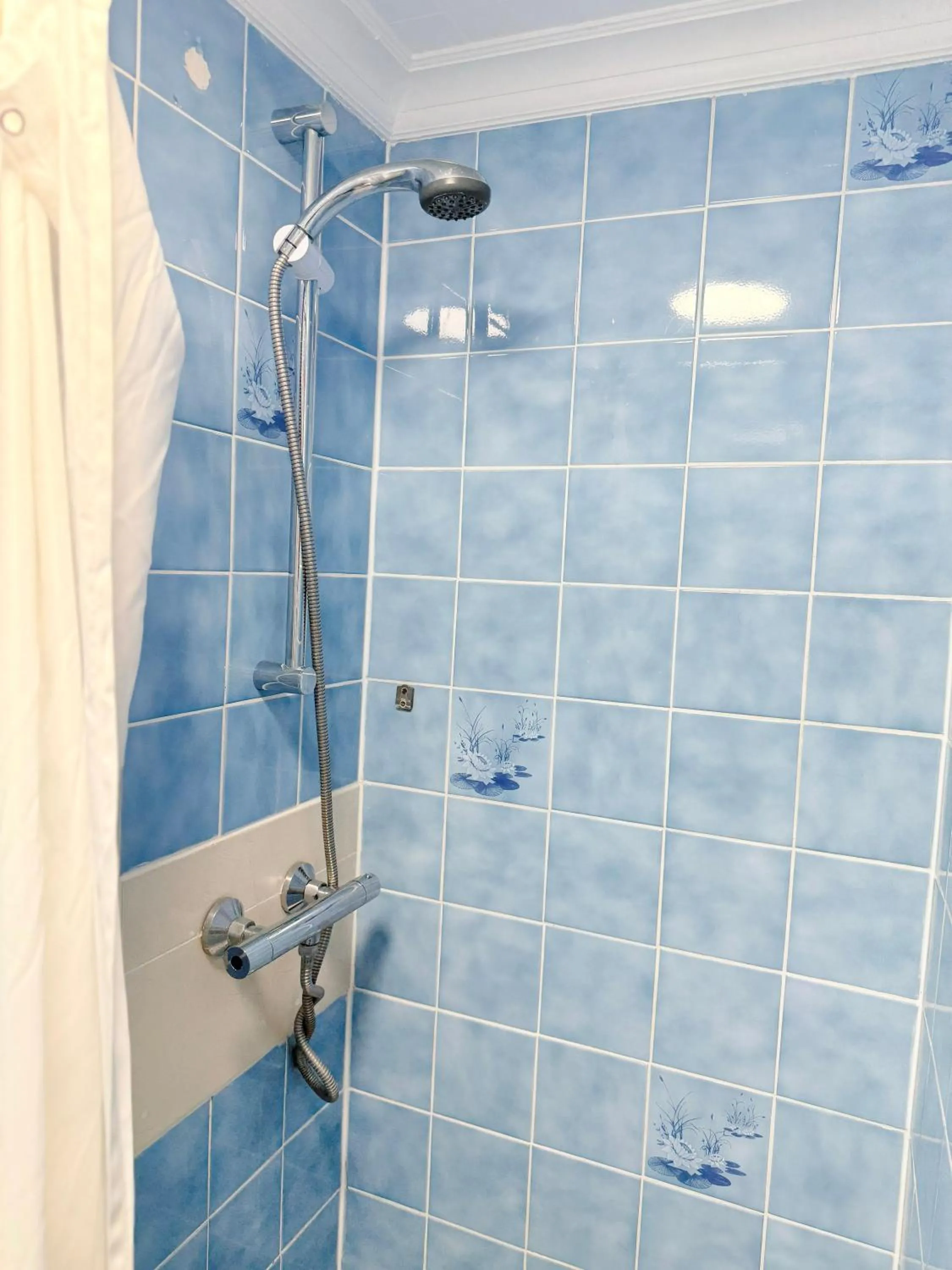 Bathroom in Europa House Hotel, London Paddington