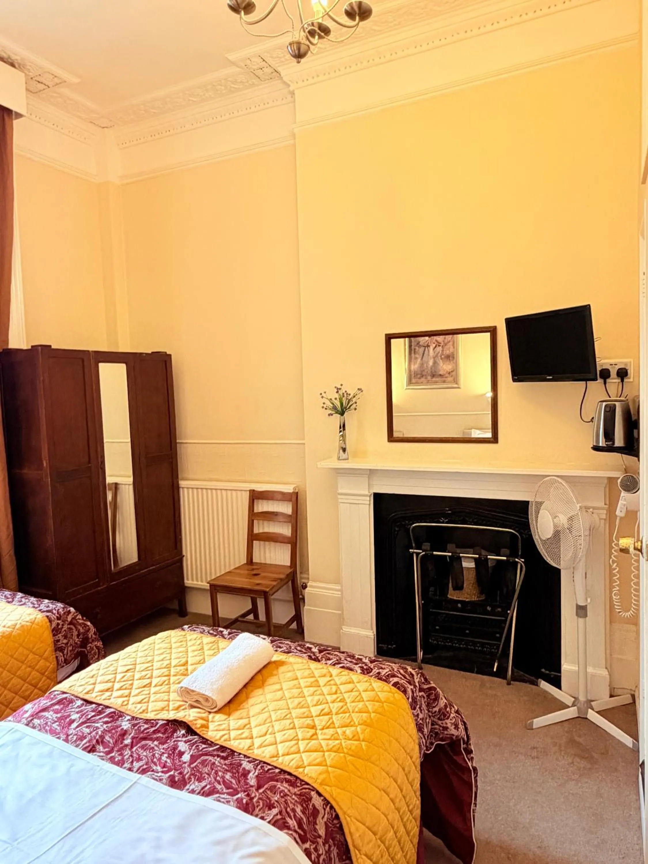 Bed in Europa House Hotel, London Paddington