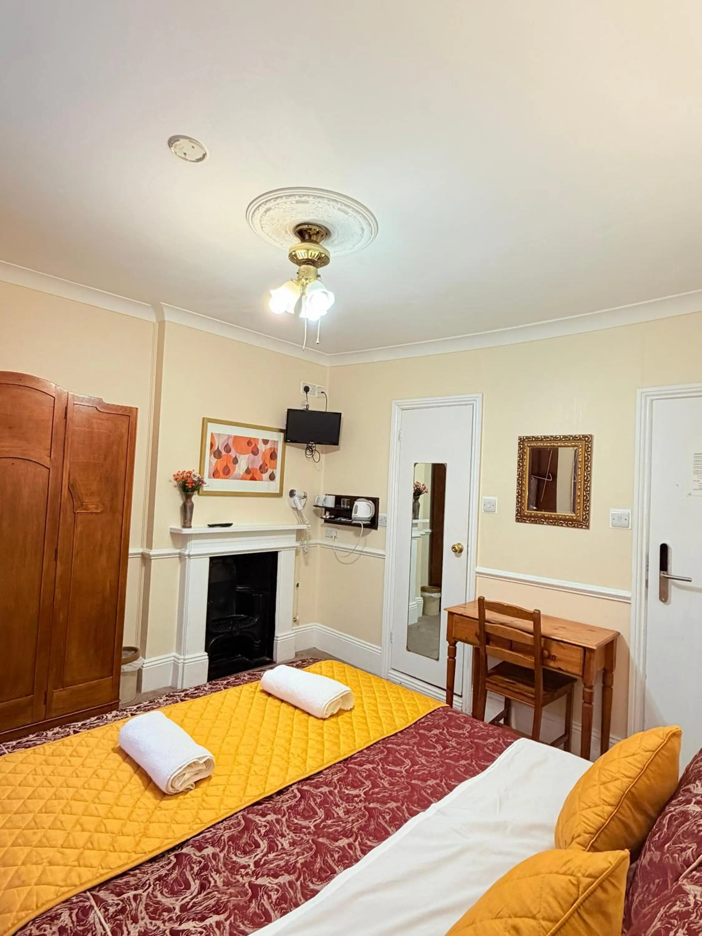 Bedroom, Bed in Europa House Hotel, London Paddington