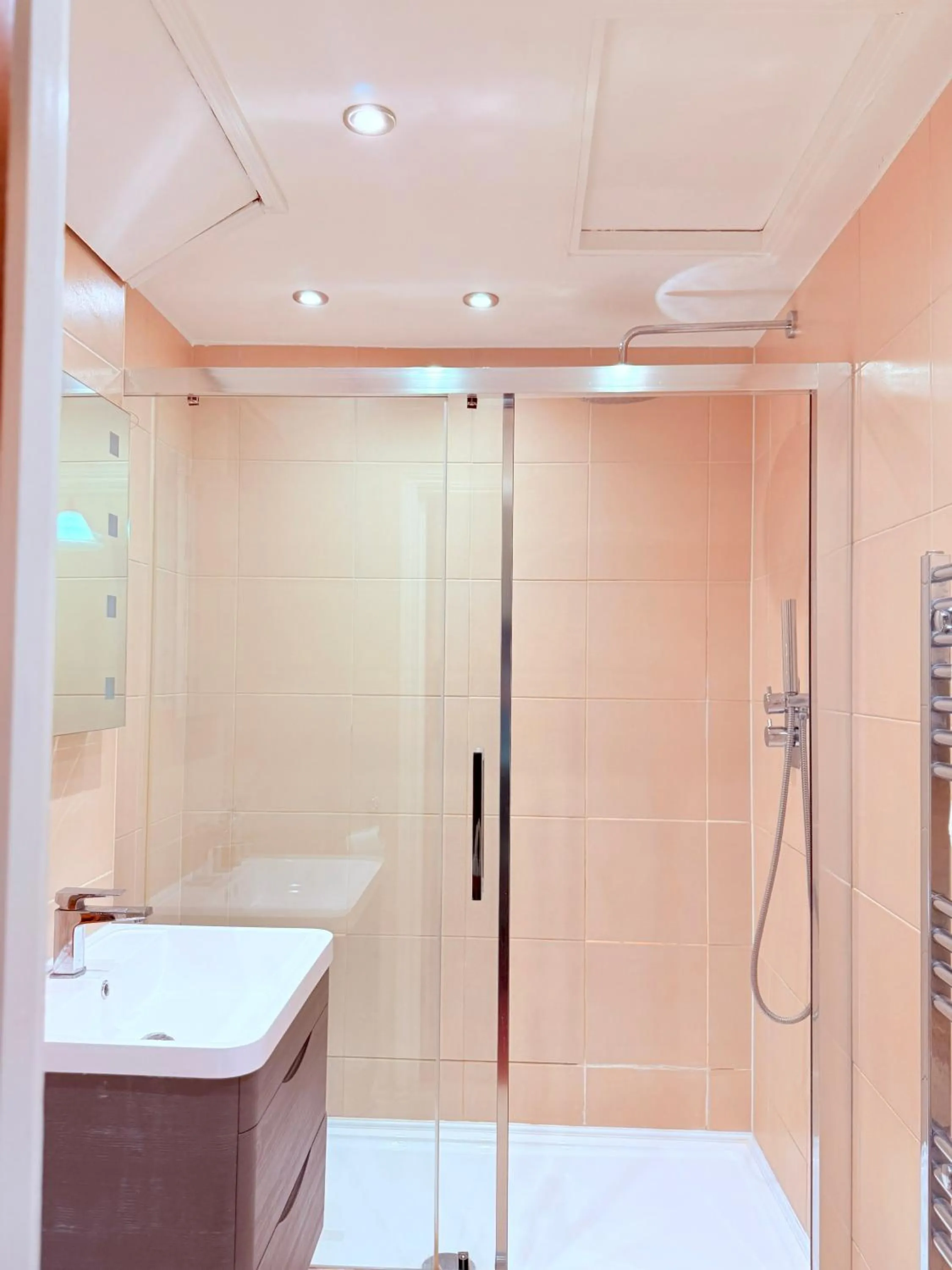 Bathroom in Europa House Hotel, London Paddington