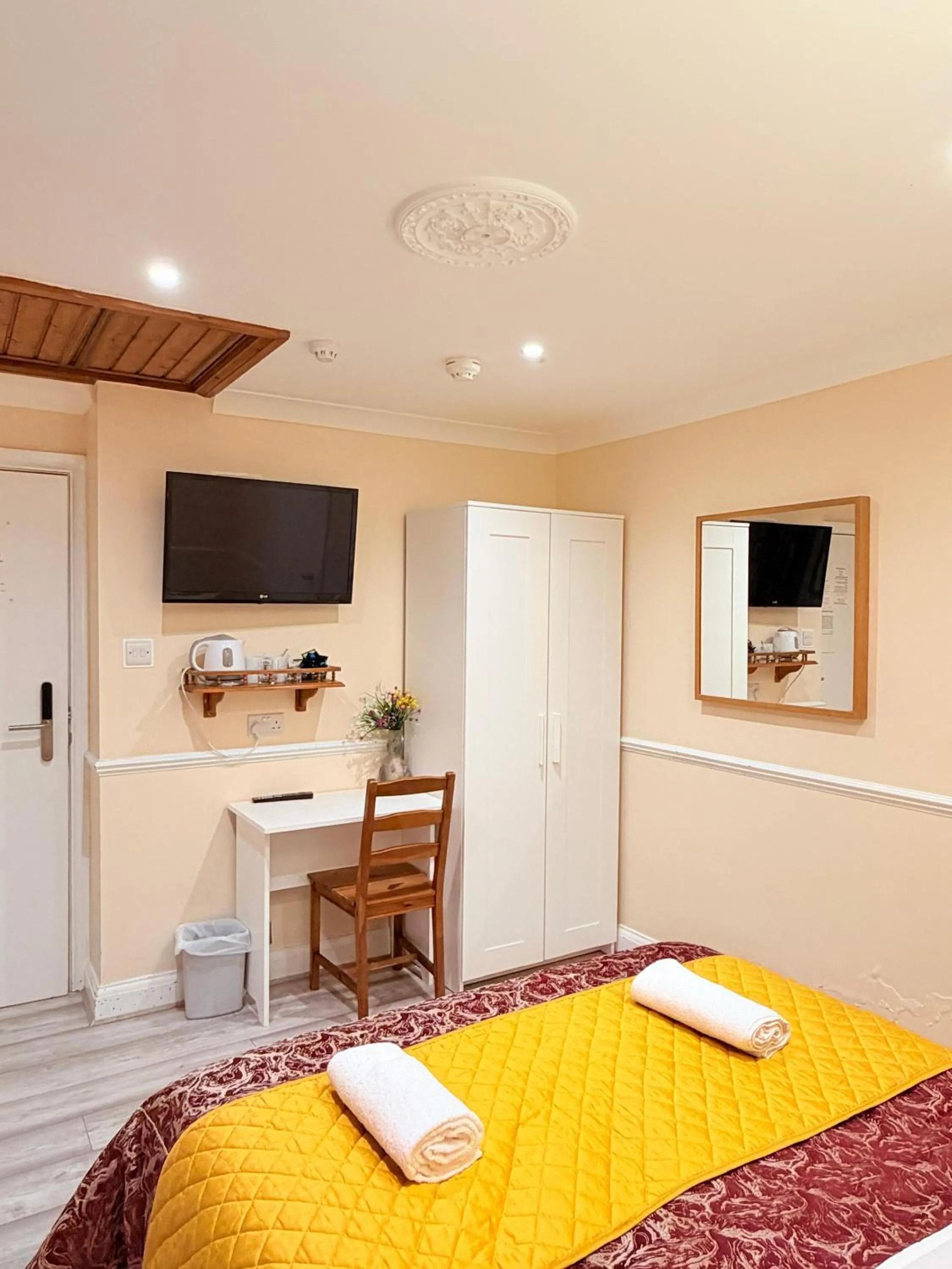 Bedroom, Bed in Europa House Hotel, London Paddington