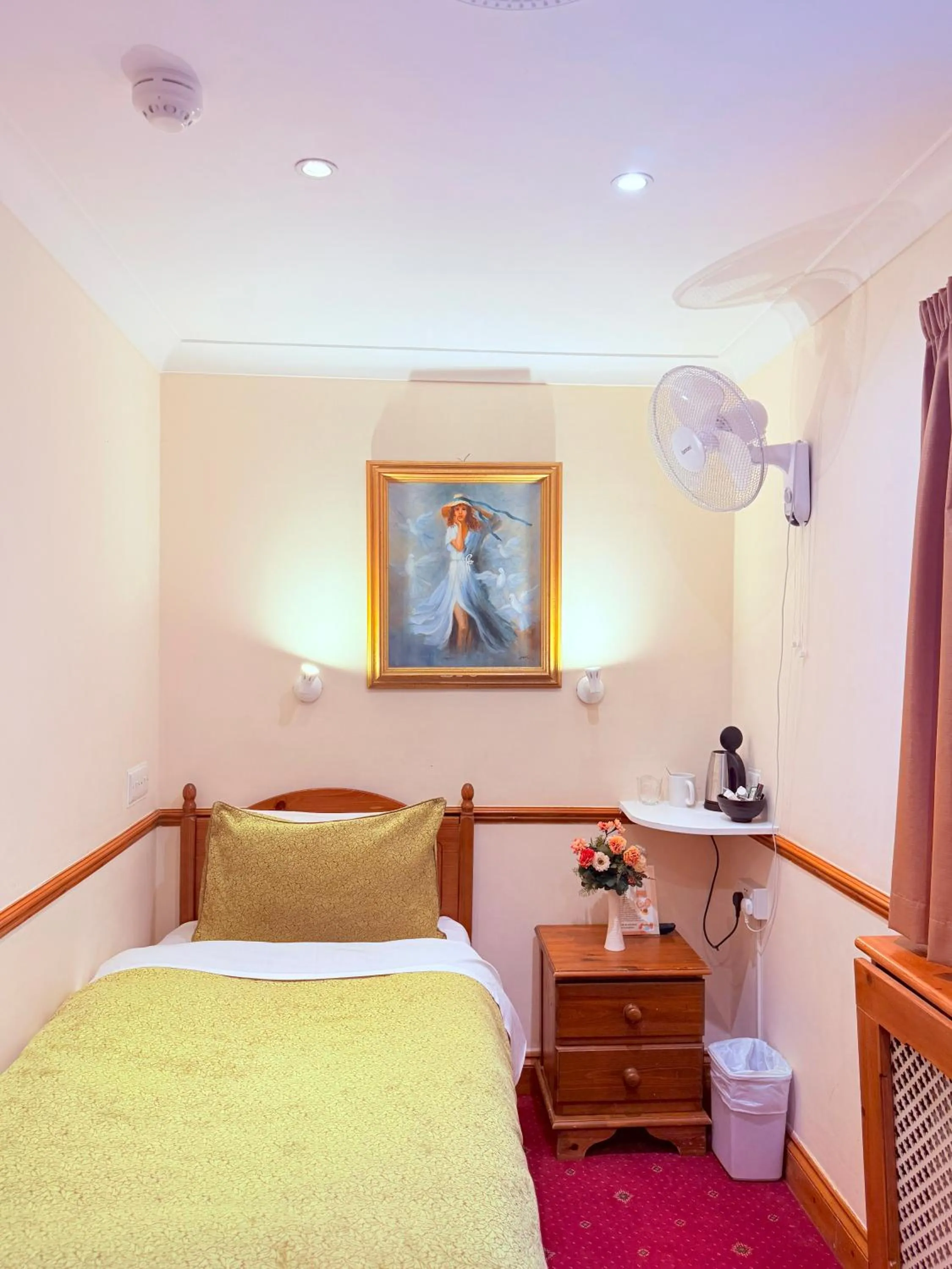 Bedroom, Bed in Europa House Hotel, London Paddington