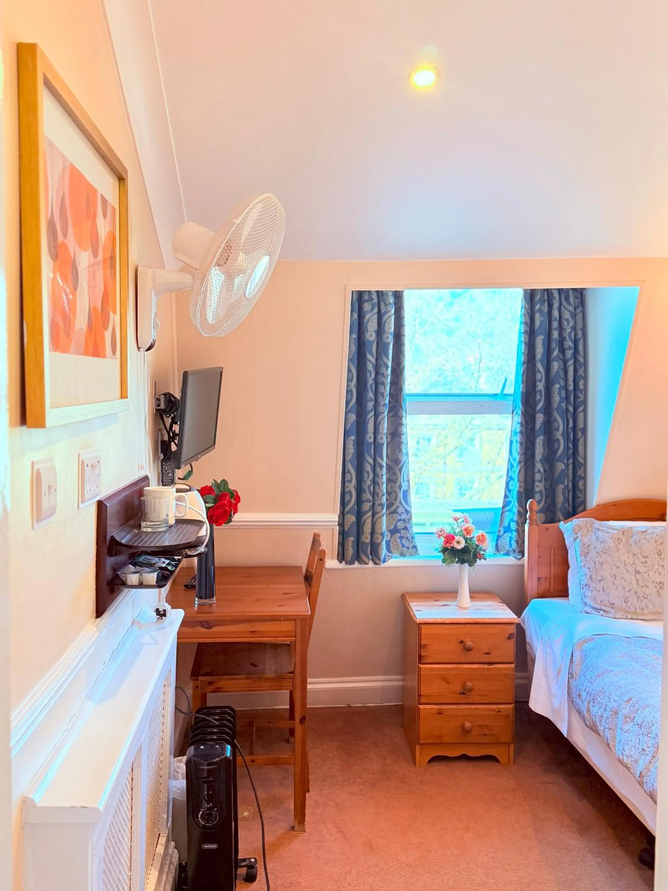 Bedroom, Bed in Europa House Hotel, London Paddington