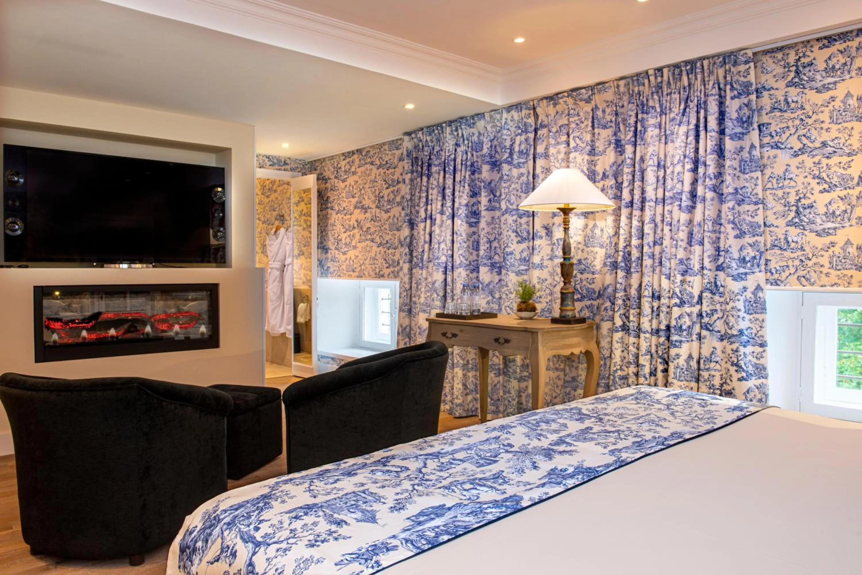 Photo of the whole room, Bed in Château de Courban and Spa Nuxe