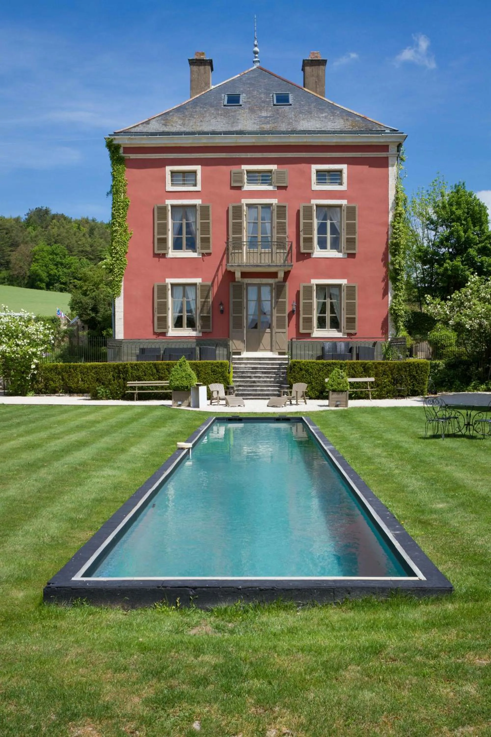 Swimming pool in Château de Courban and Spa Nuxe