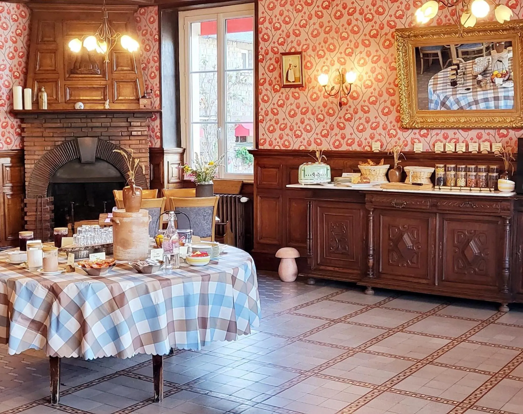 Continental breakfast in Logis Hôtel De France- Restaurant GRILL