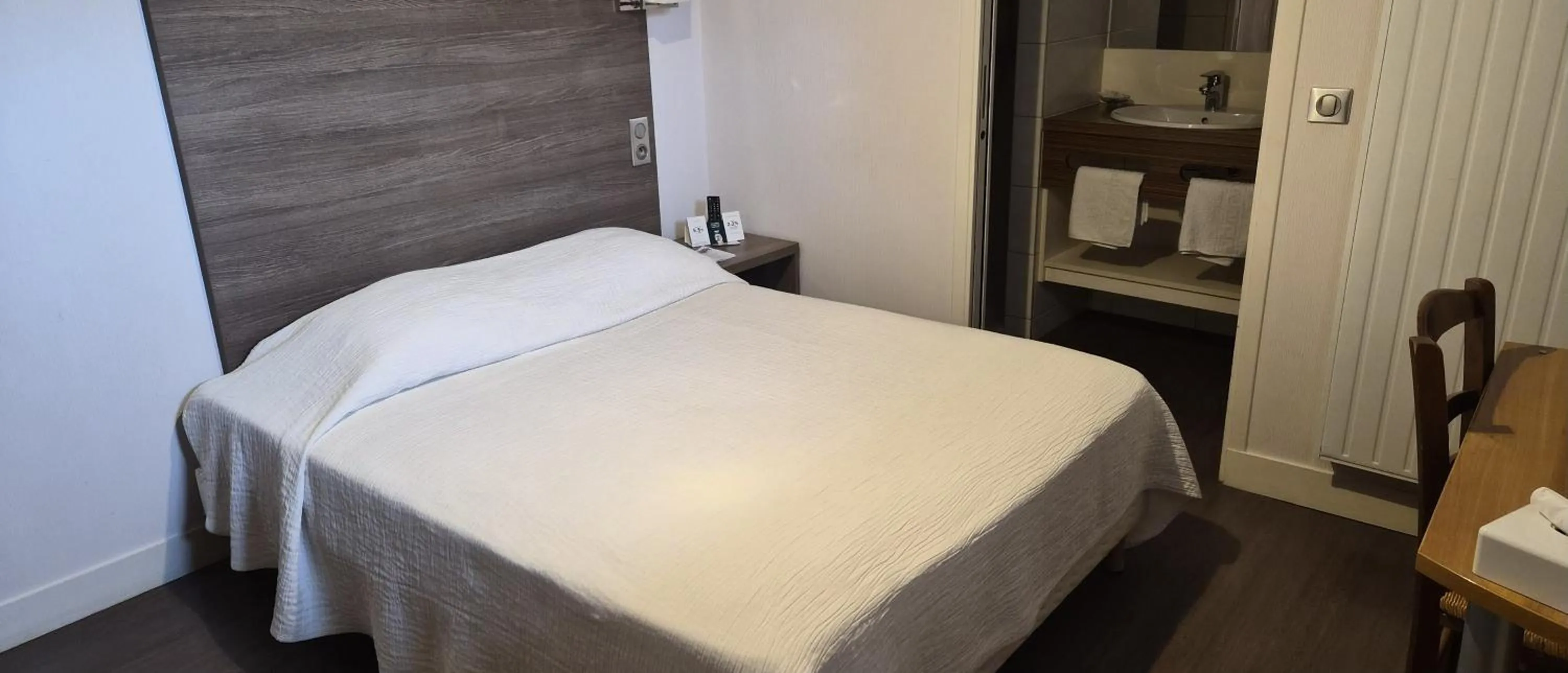 Photo of the whole room, Bed in Logis Hôtel De France- Restaurant GRILL