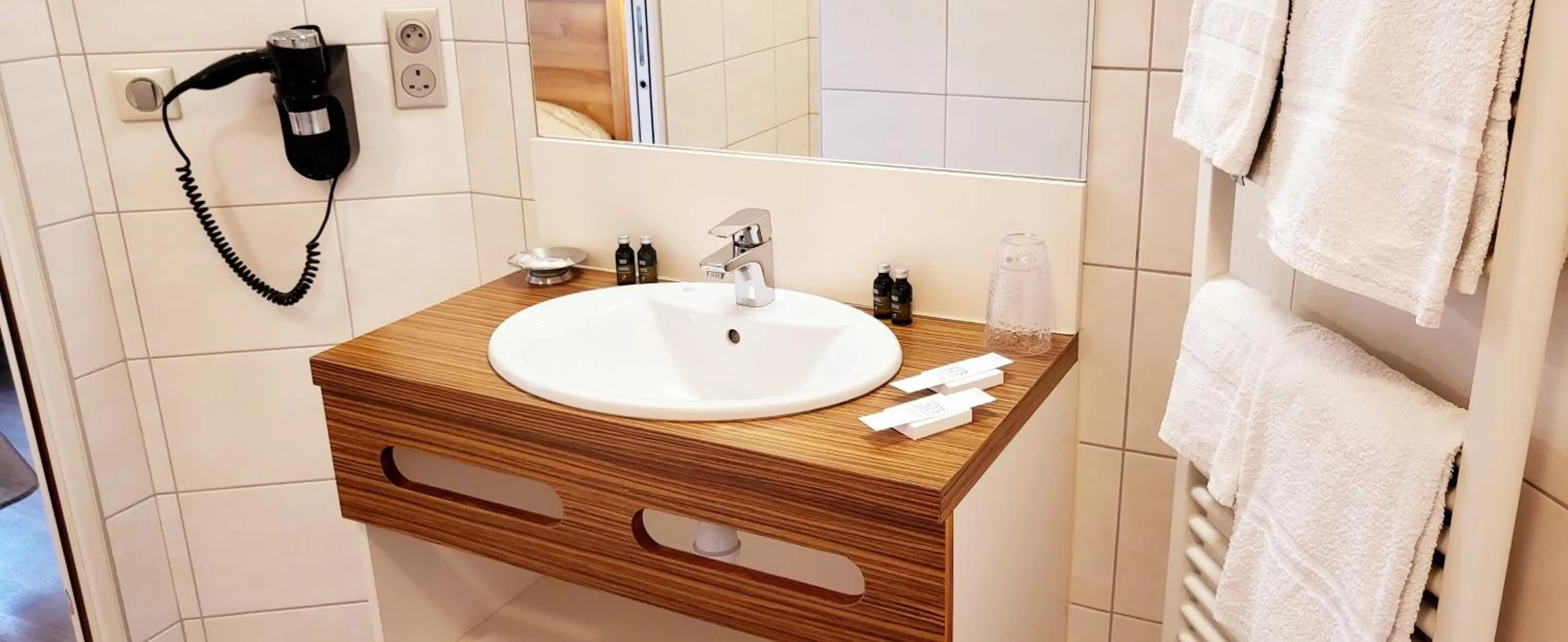 Bathroom in Logis Hôtel De France- Restaurant GRILL