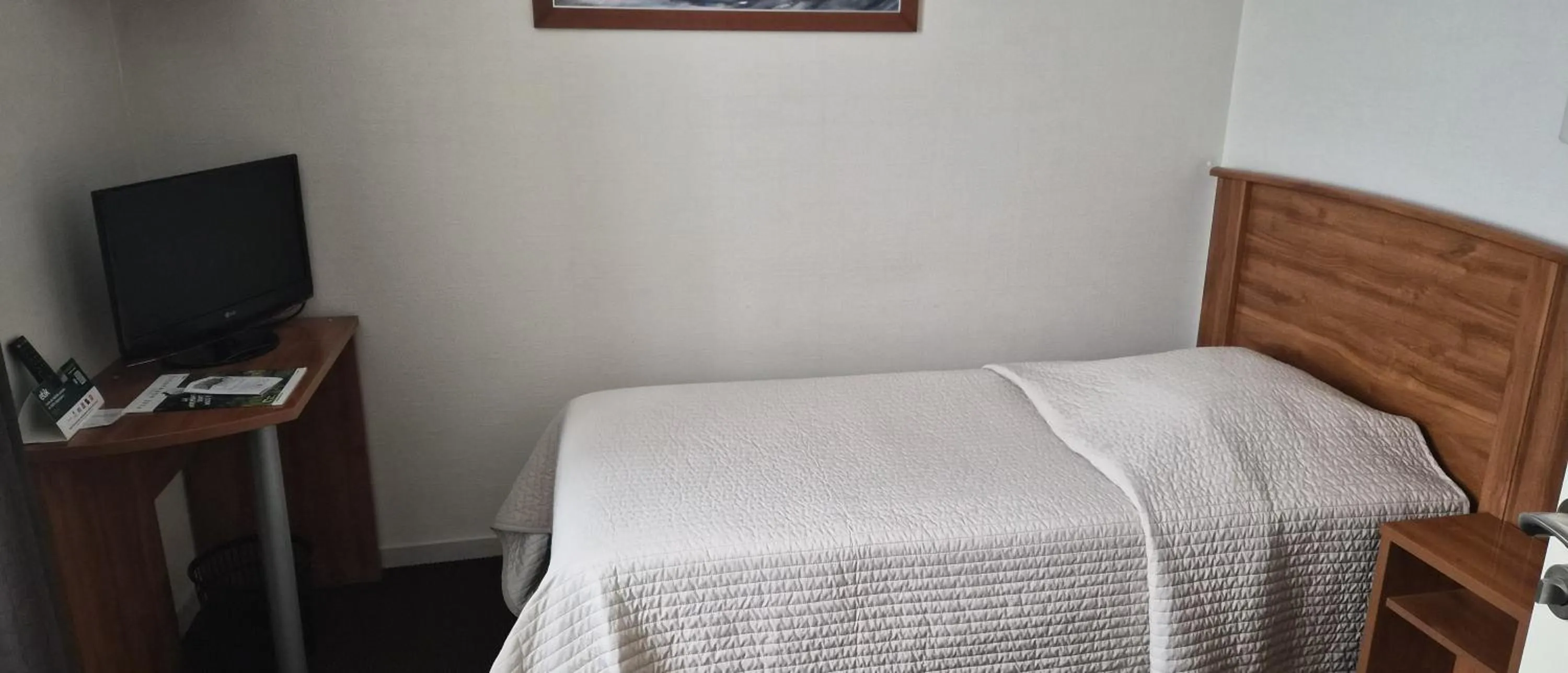 Bedroom, Bed in Logis Hôtel De France- Restaurant GRILL