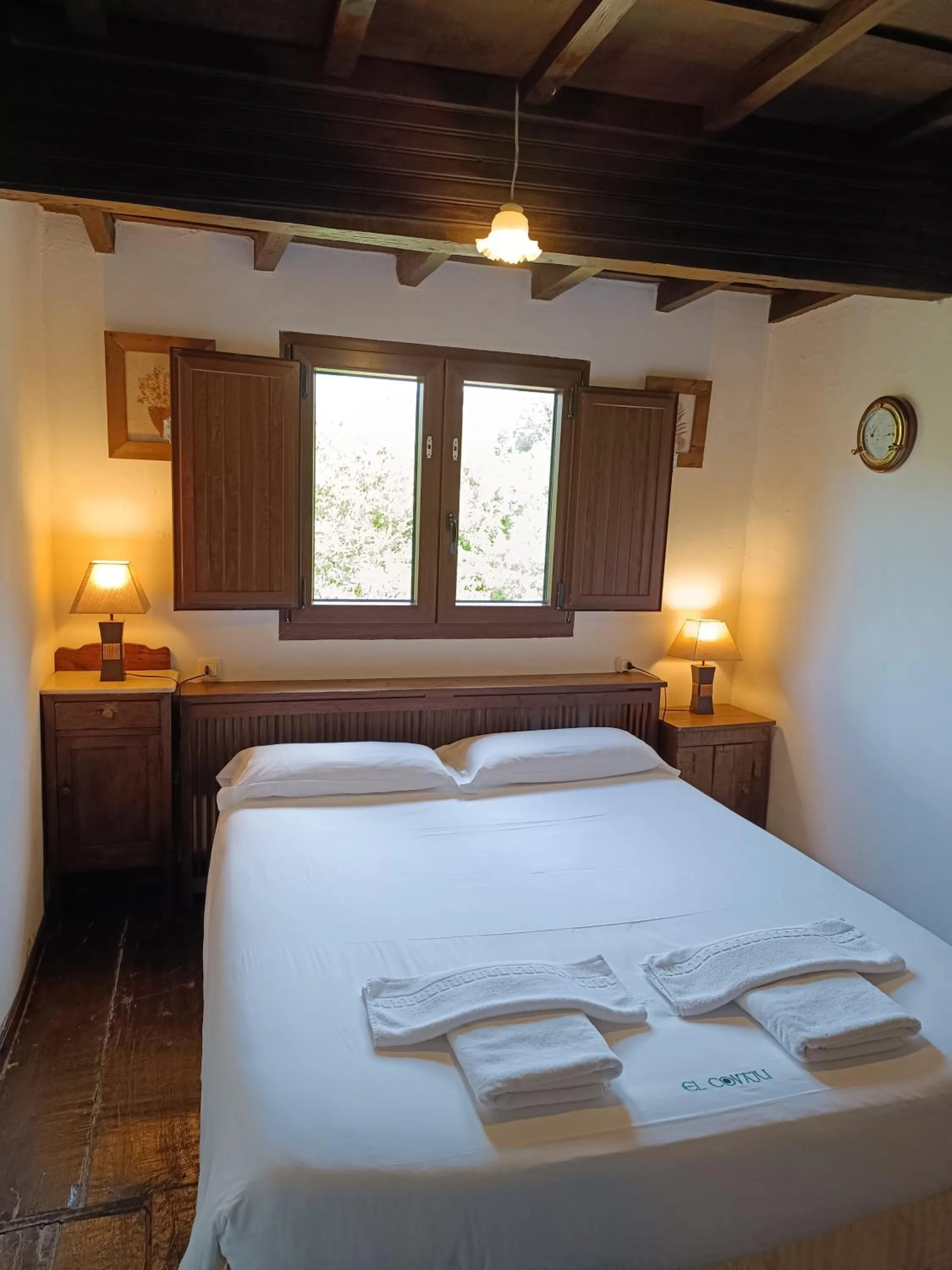 Bedroom, Bed in Viviendas Rurales El Covaju