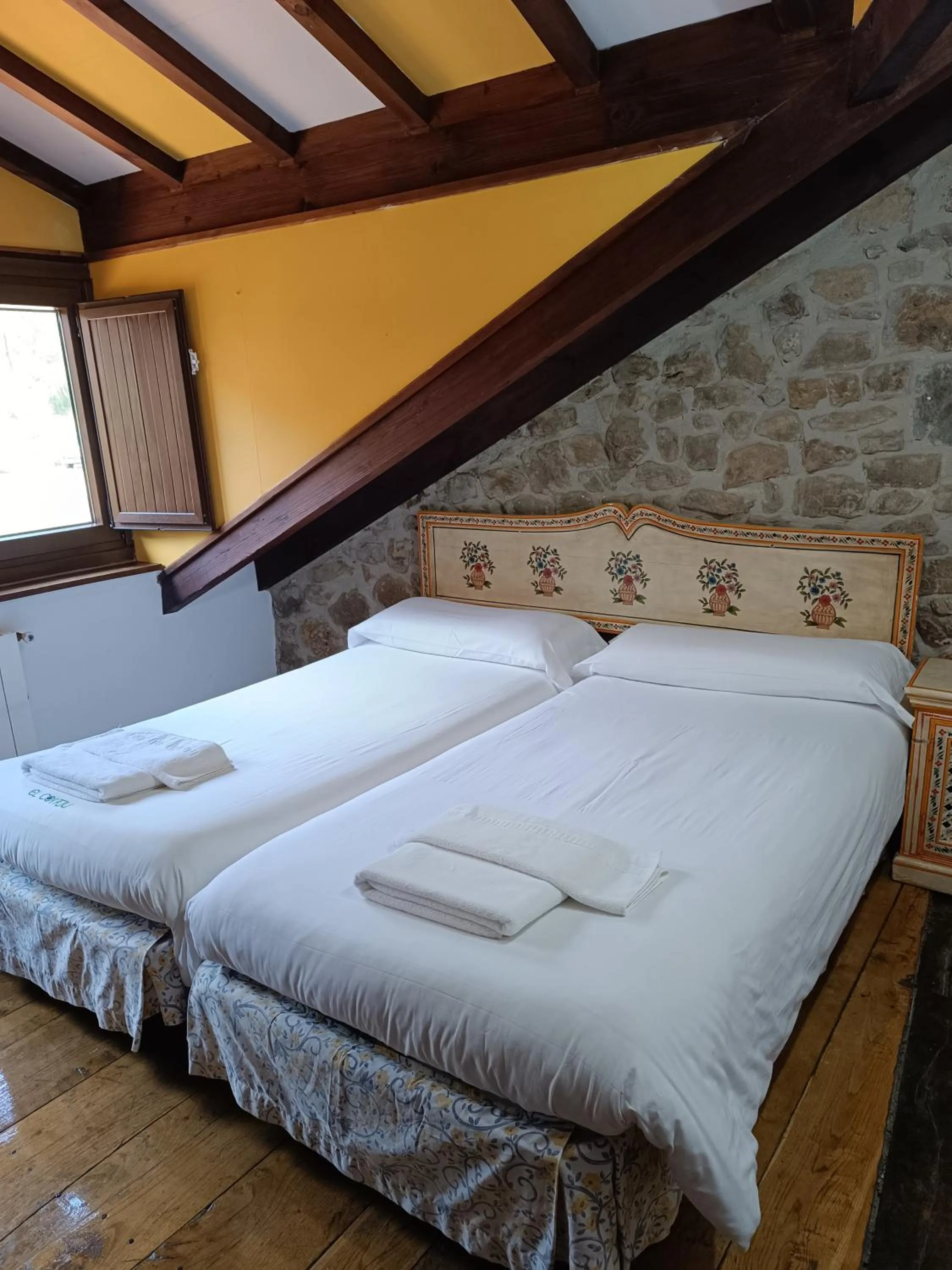 Bedroom, Bed in Viviendas Rurales El Covaju