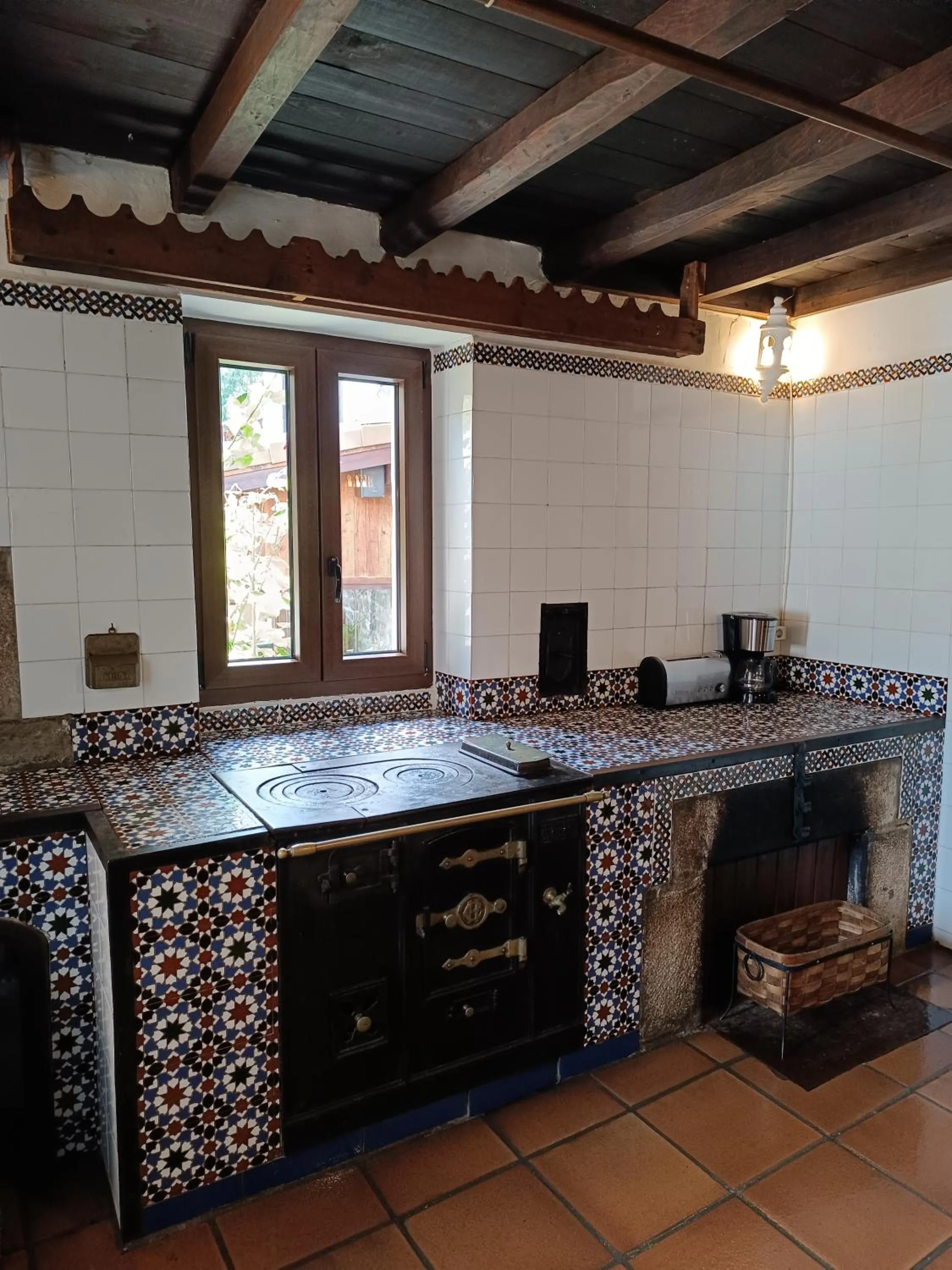 kitchen in Viviendas Rurales El Covaju