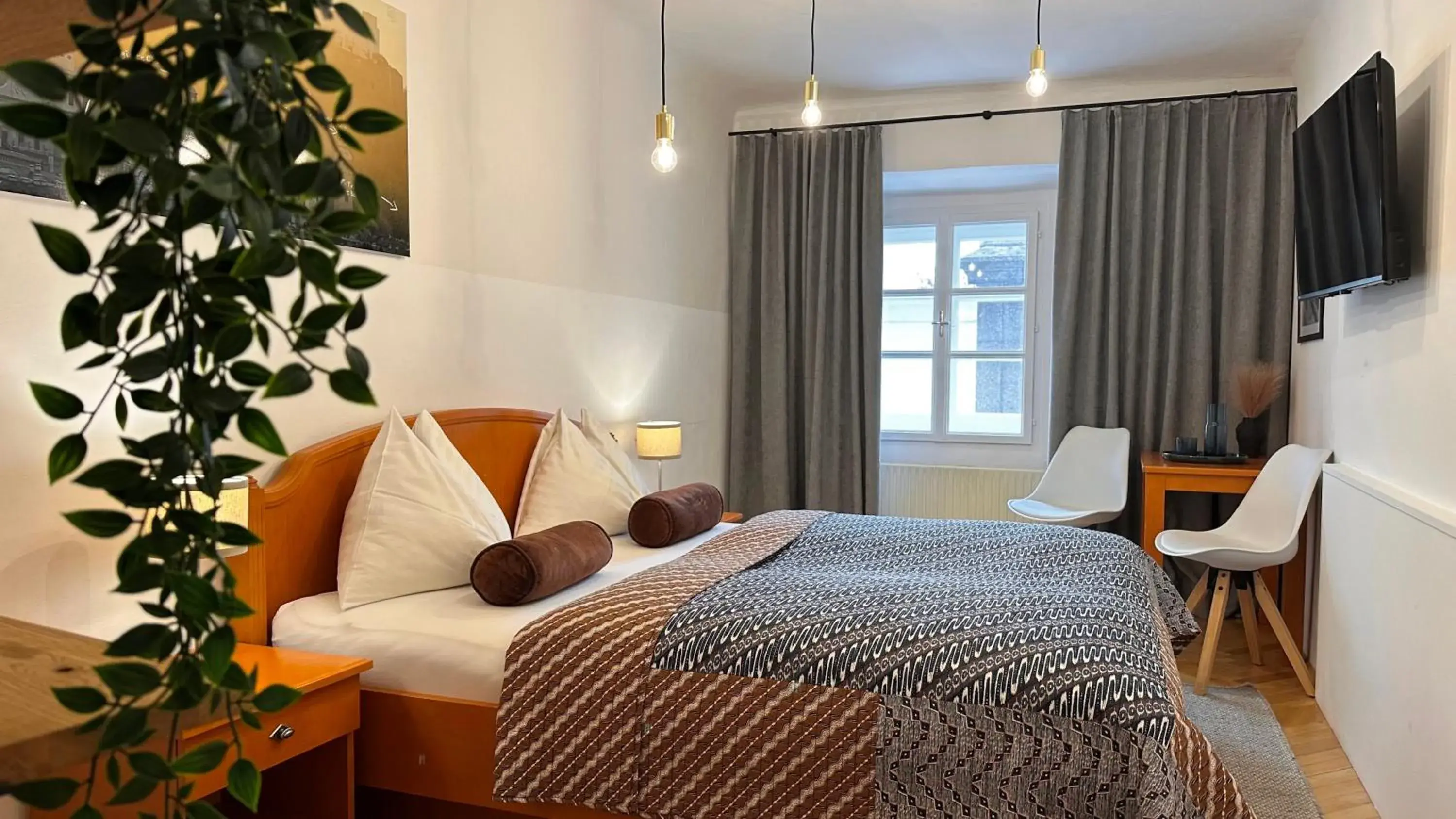 Economy Double Room with Street View in Hotel Krone 1512 Economy Double Room with Street View in Hotel Krone 1512