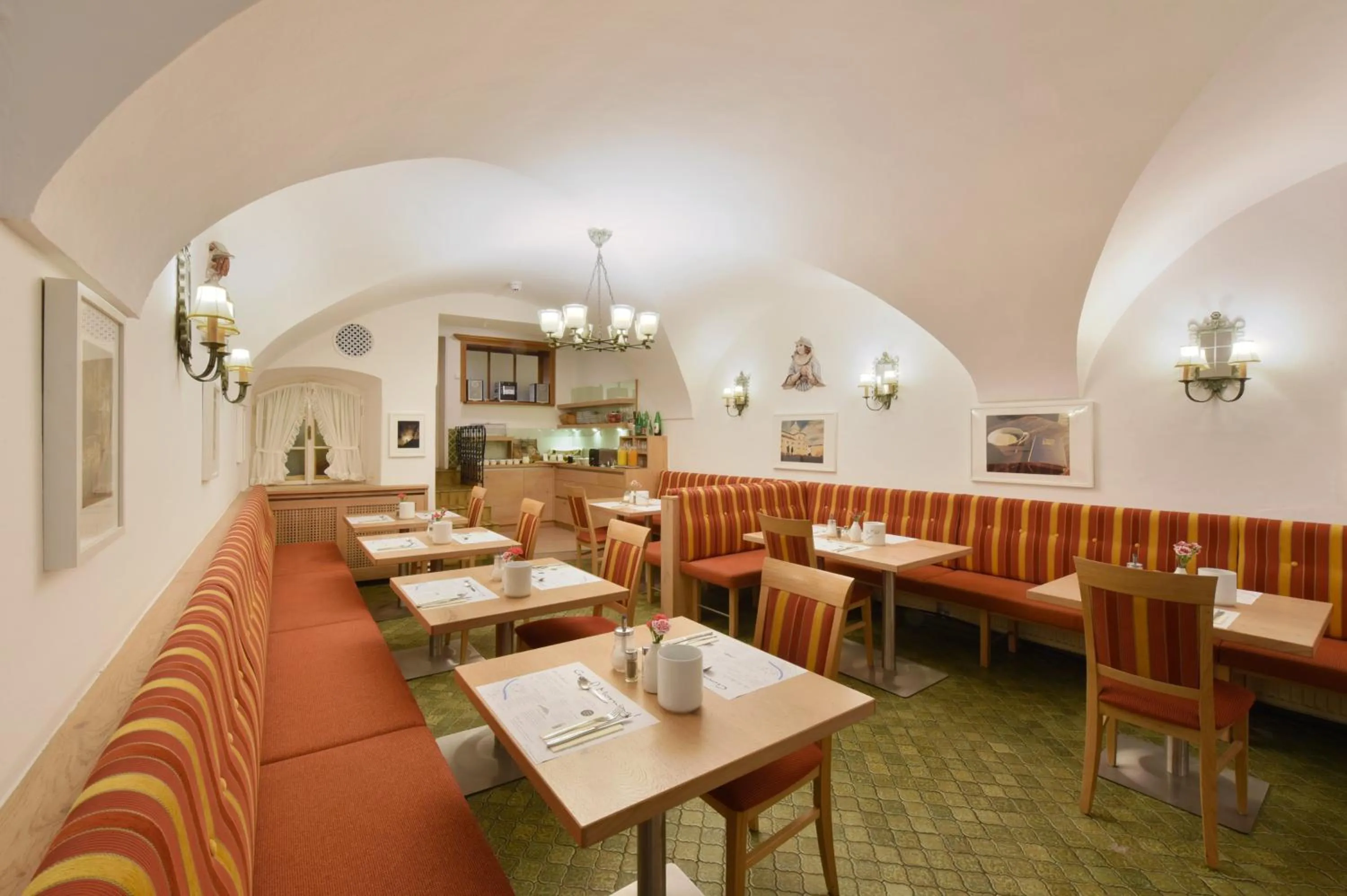 Restaurant/places to eat in Hotel Krone 1512