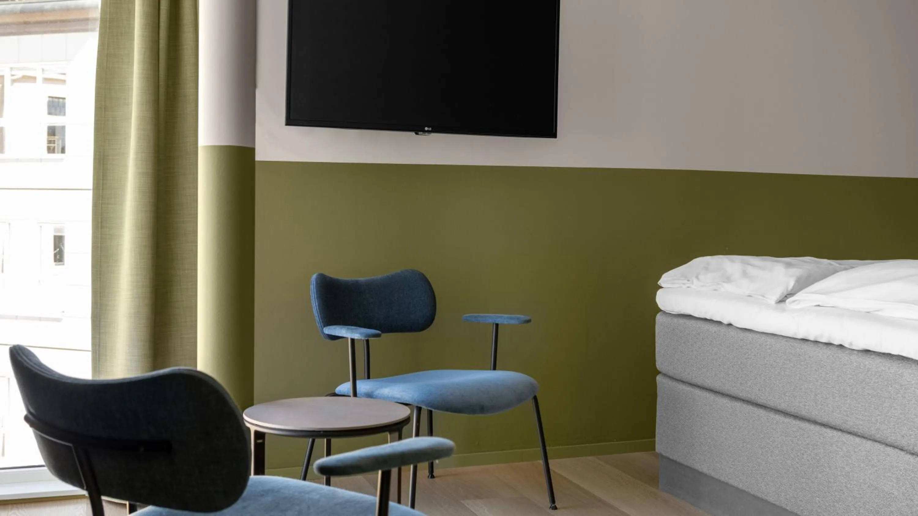 Seating area, Bed in Comfort Hotel Trondheim