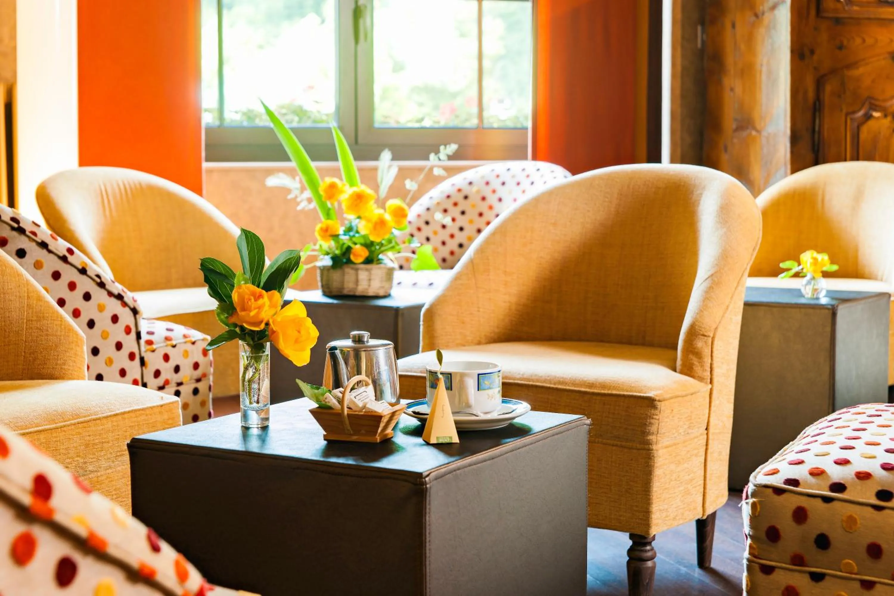 Communal lounge/ TV room in Logis Hôtel La Brèche de Roland